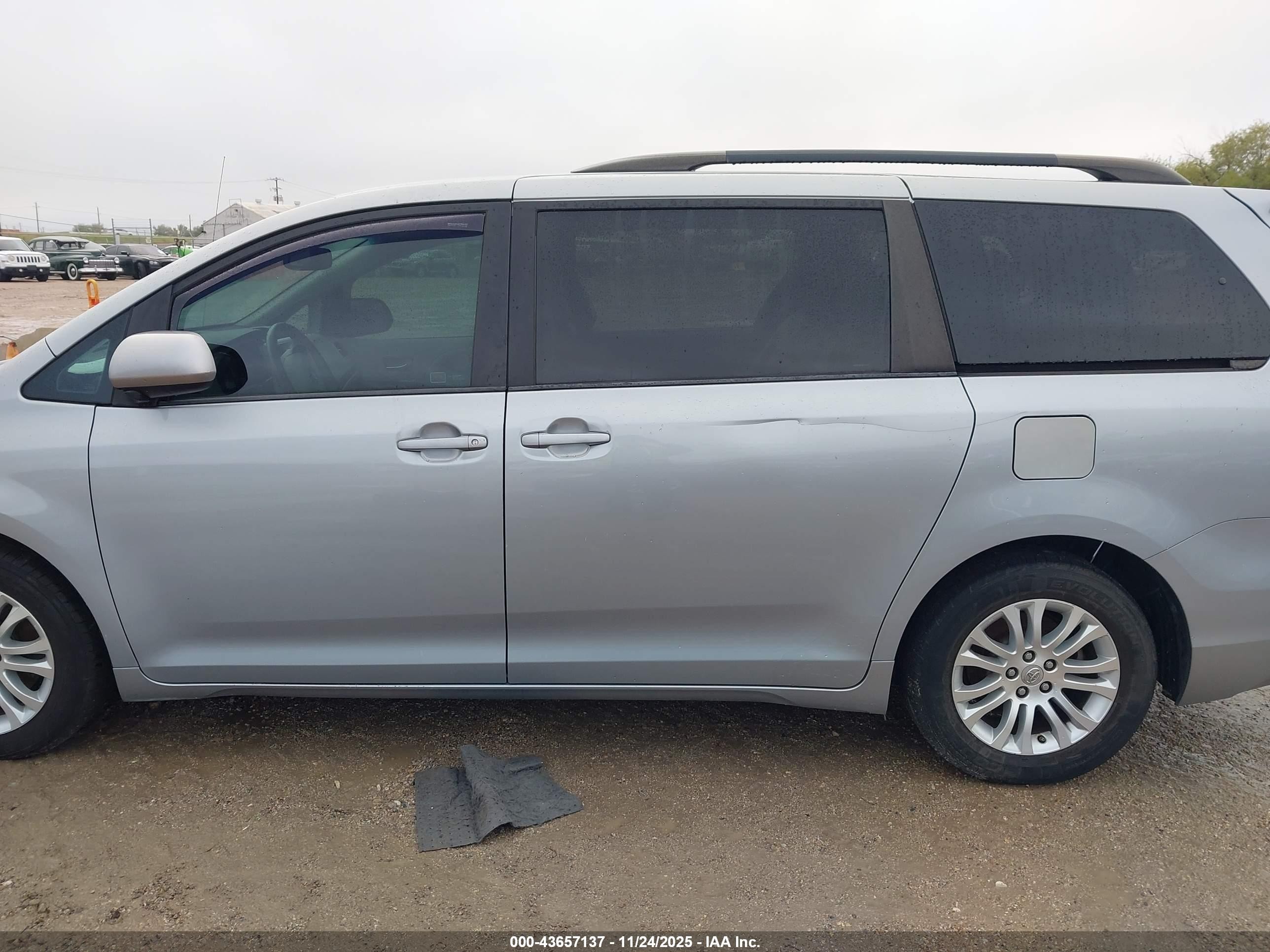 2014 Toyota Sienna Xle V6 8 Passenger Gray vin: 5TDYK3DC4ES437877