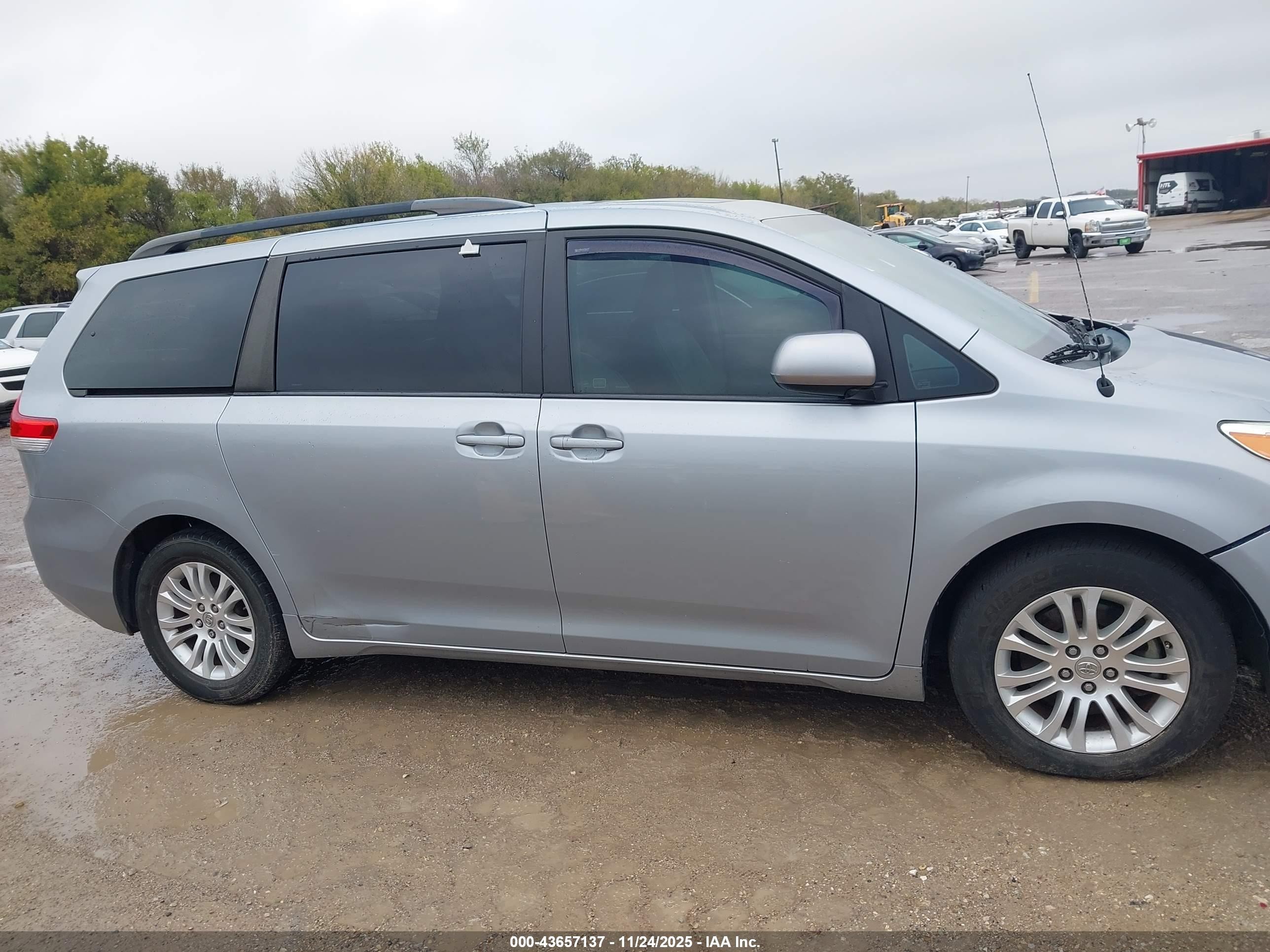 2014 Toyota Sienna Xle V6 8 Passenger Gray vin: 5TDYK3DC4ES437877