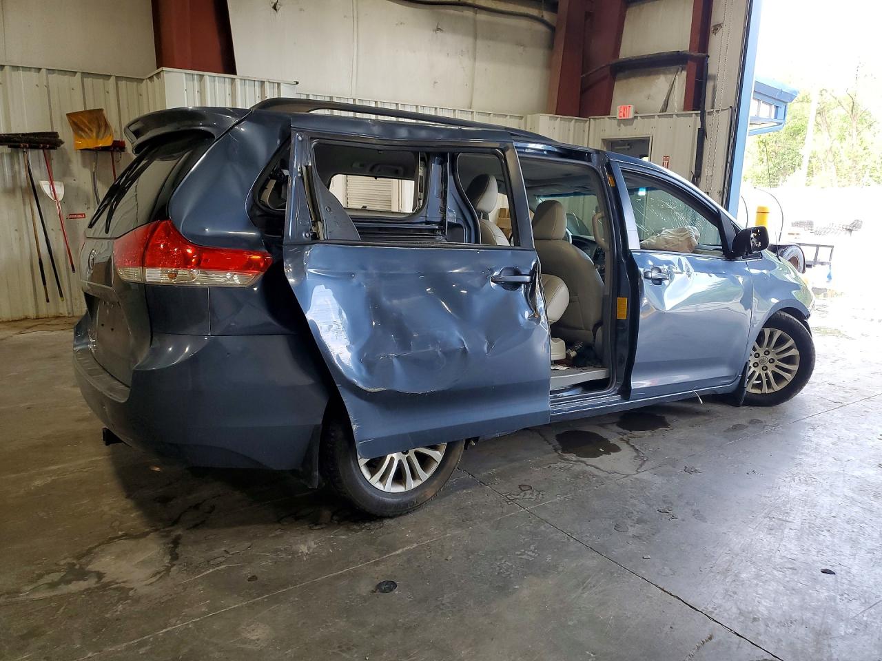 2014 Toyota Sienna Xle 8-passenger Blue vin: 5TDYK3DC4ES449267