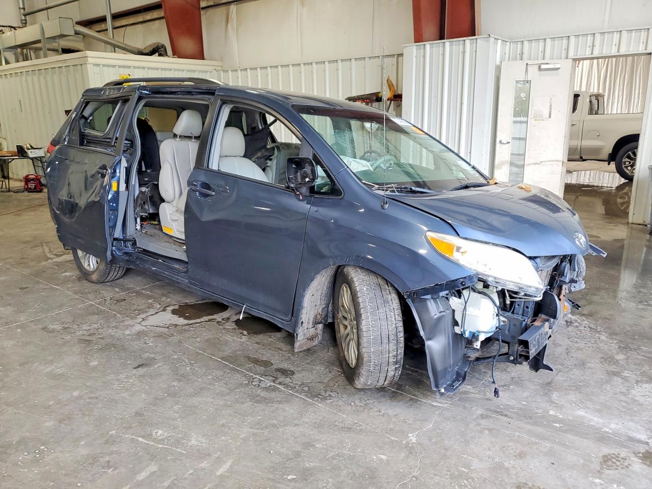 2014 Toyota Sienna Xle 8-passenger Blue vin: 5TDYK3DC4ES449267