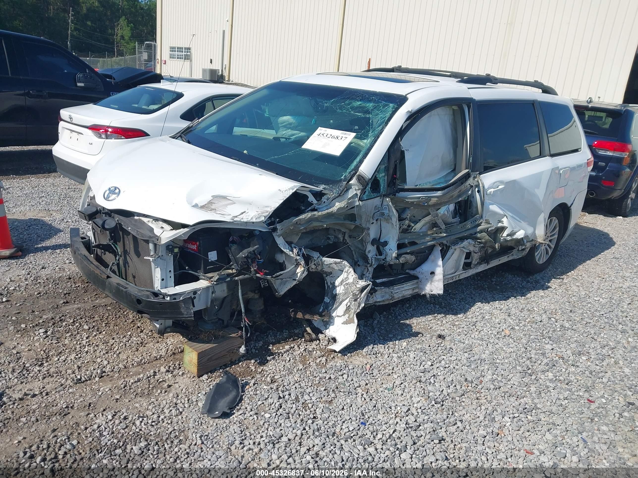 2014 Toyota Sienna Xle V6 8 Passenger White vin: 5TDYK3DC4ES454419
