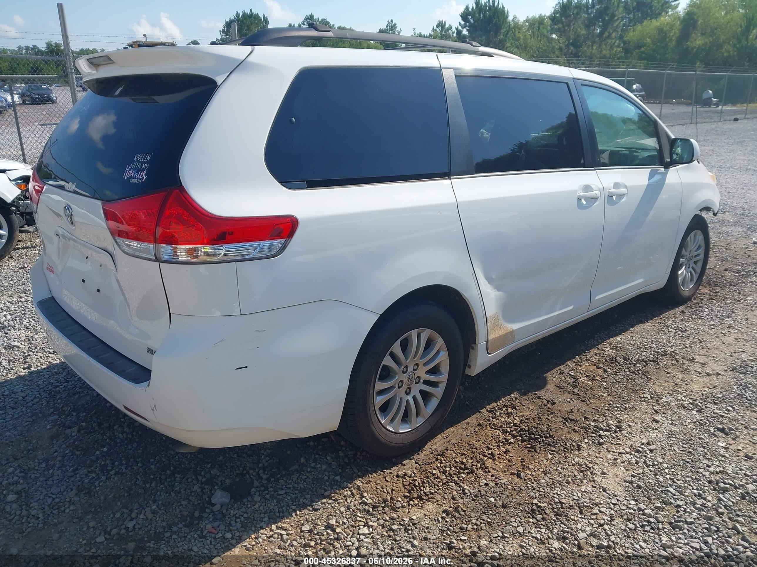 2014 Toyota Sienna Xle V6 8 Passenger White vin: 5TDYK3DC4ES454419