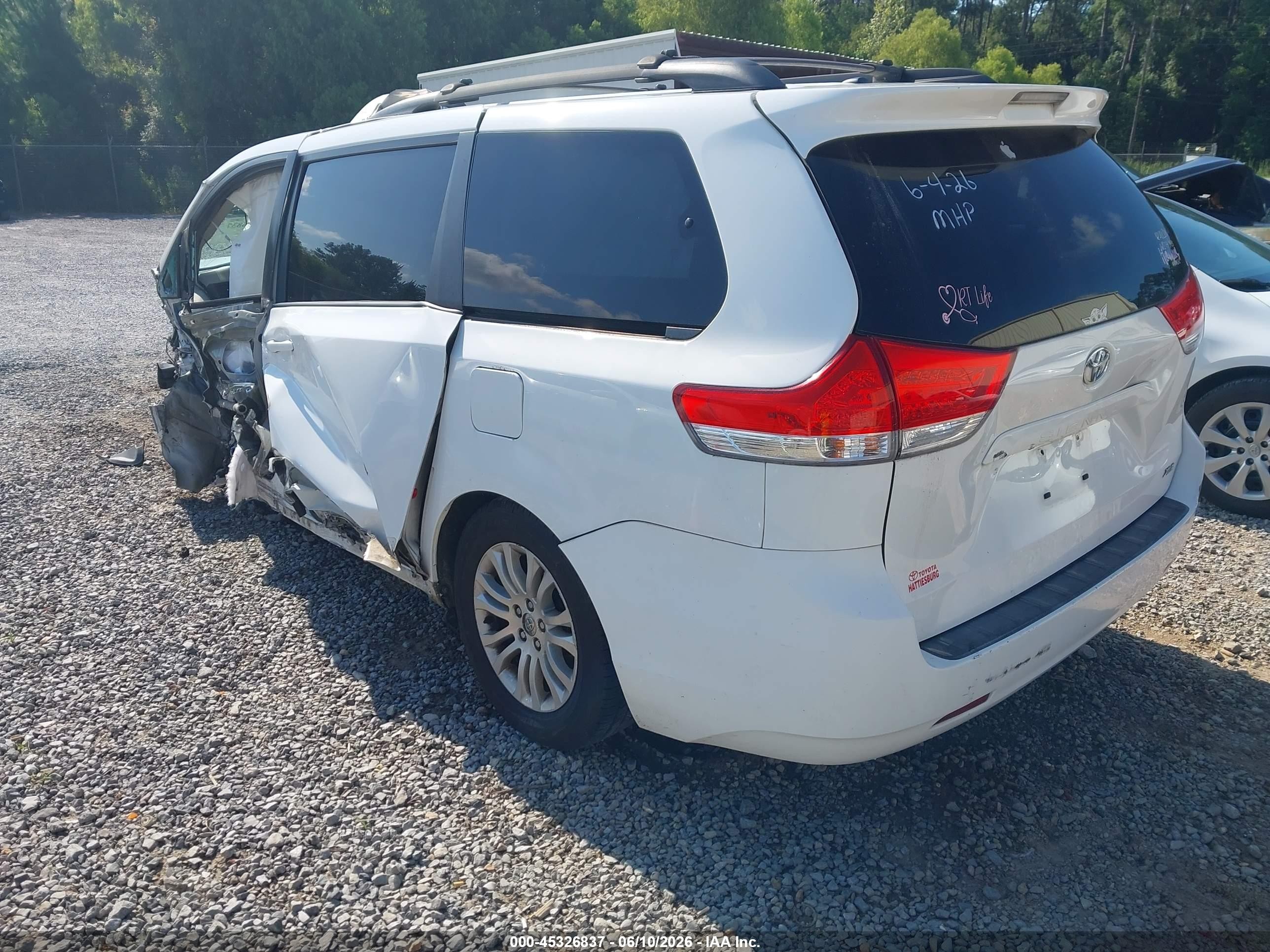 2014 Toyota Sienna Xle V6 8 Passenger White vin: 5TDYK3DC4ES454419