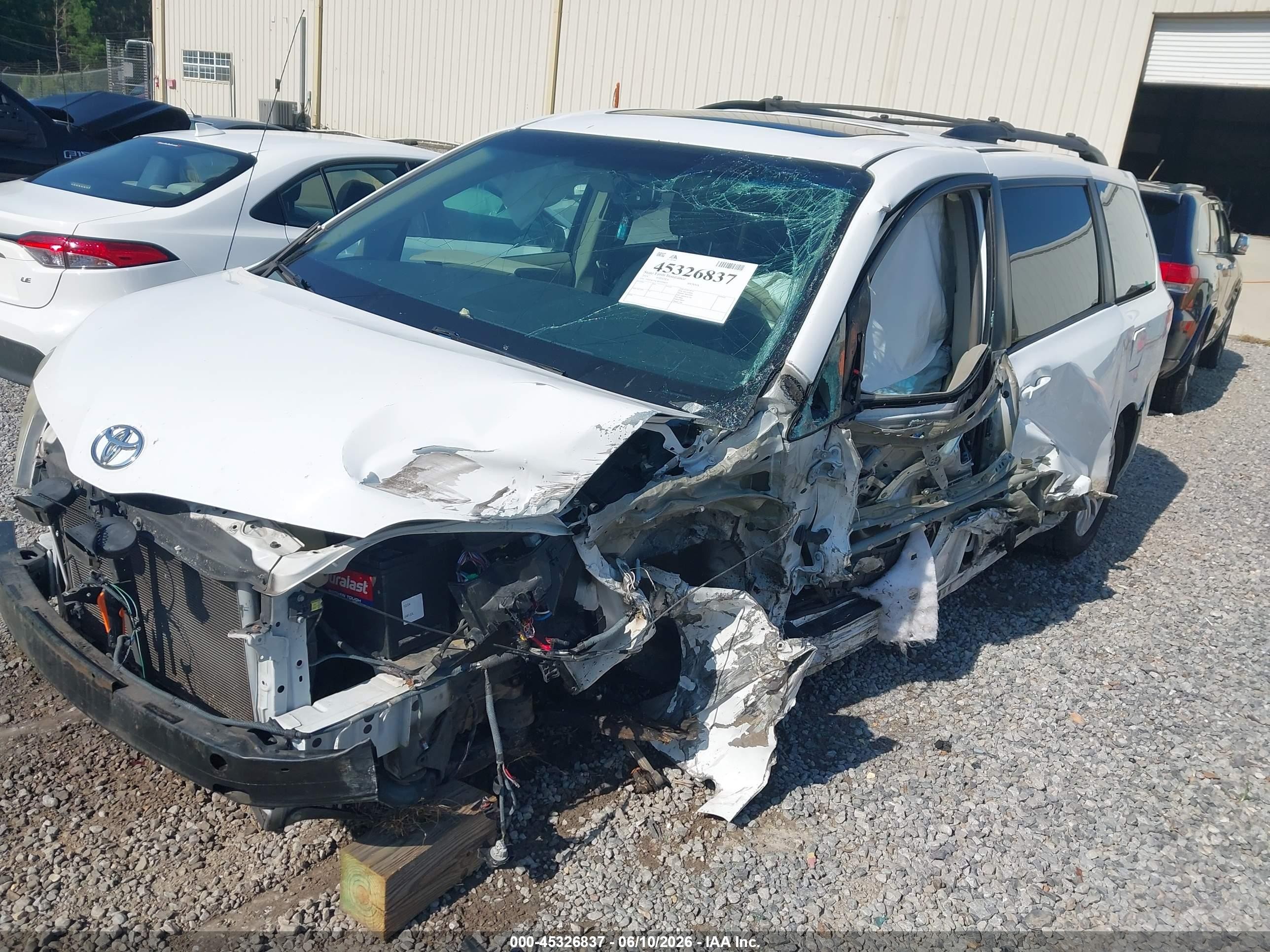 2014 Toyota Sienna Xle V6 8 Passenger White vin: 5TDYK3DC4ES454419