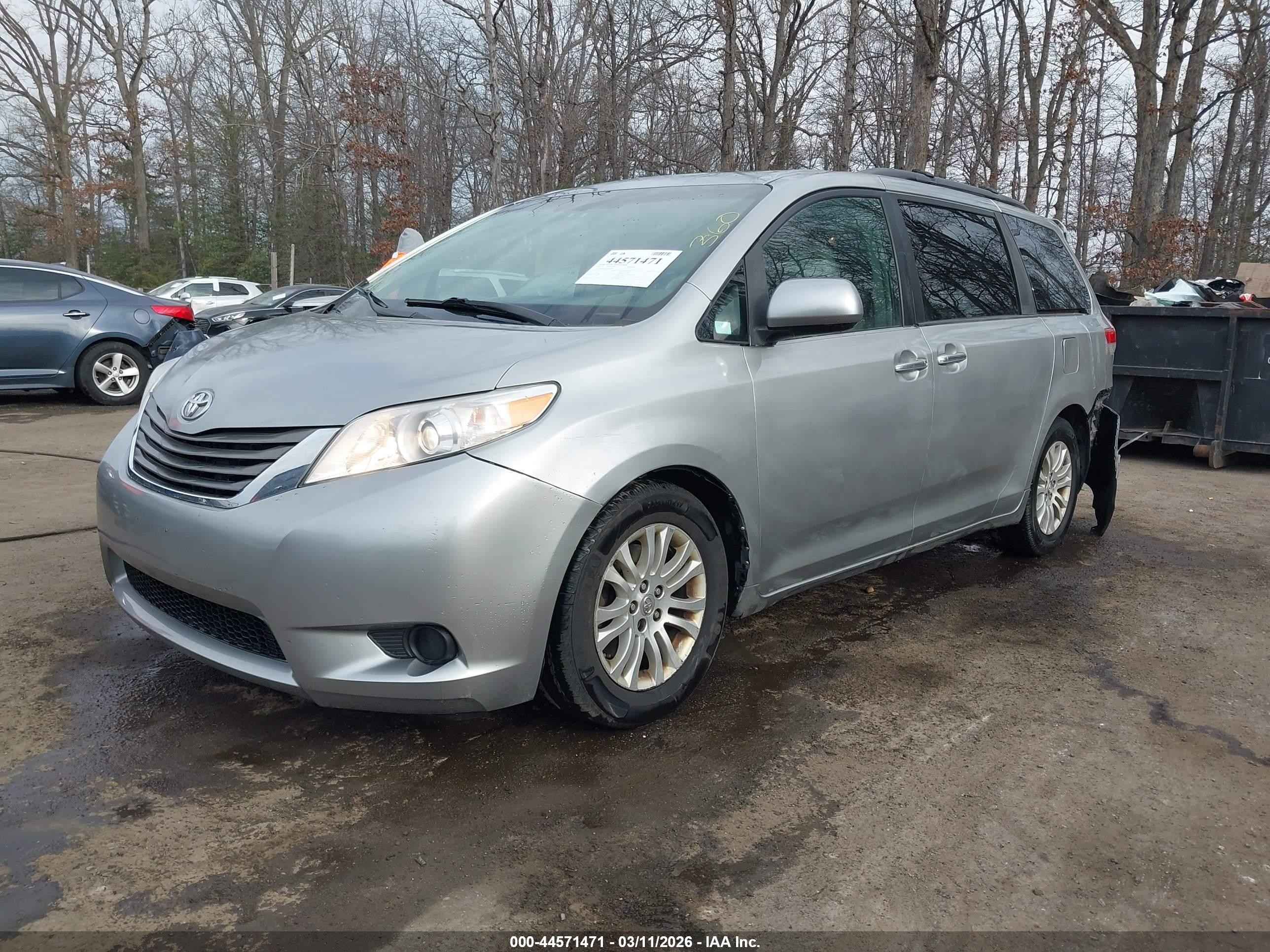 2014 Toyota Sienna Xle V6 8 Passenger Silver vin: 5TDYK3DC4ES456803