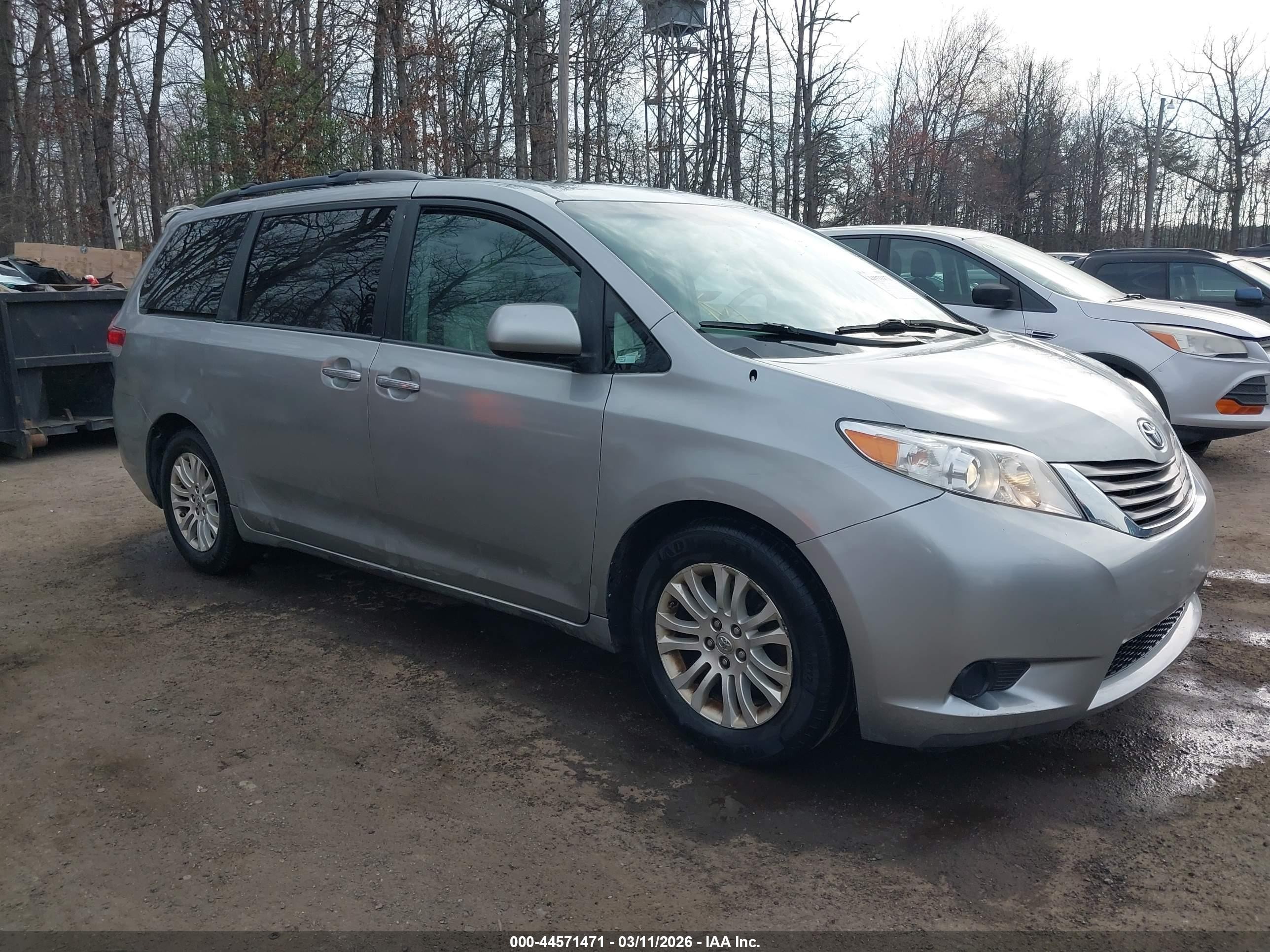 2014 Toyota Sienna Xle V6 8 Passenger Silver vin: 5TDYK3DC4ES456803