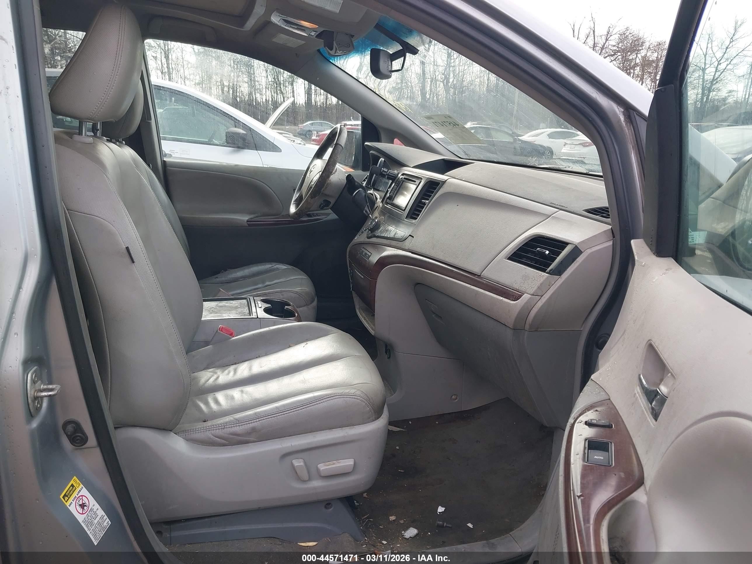 2014 Toyota Sienna Xle V6 8 Passenger Silver vin: 5TDYK3DC4ES456803