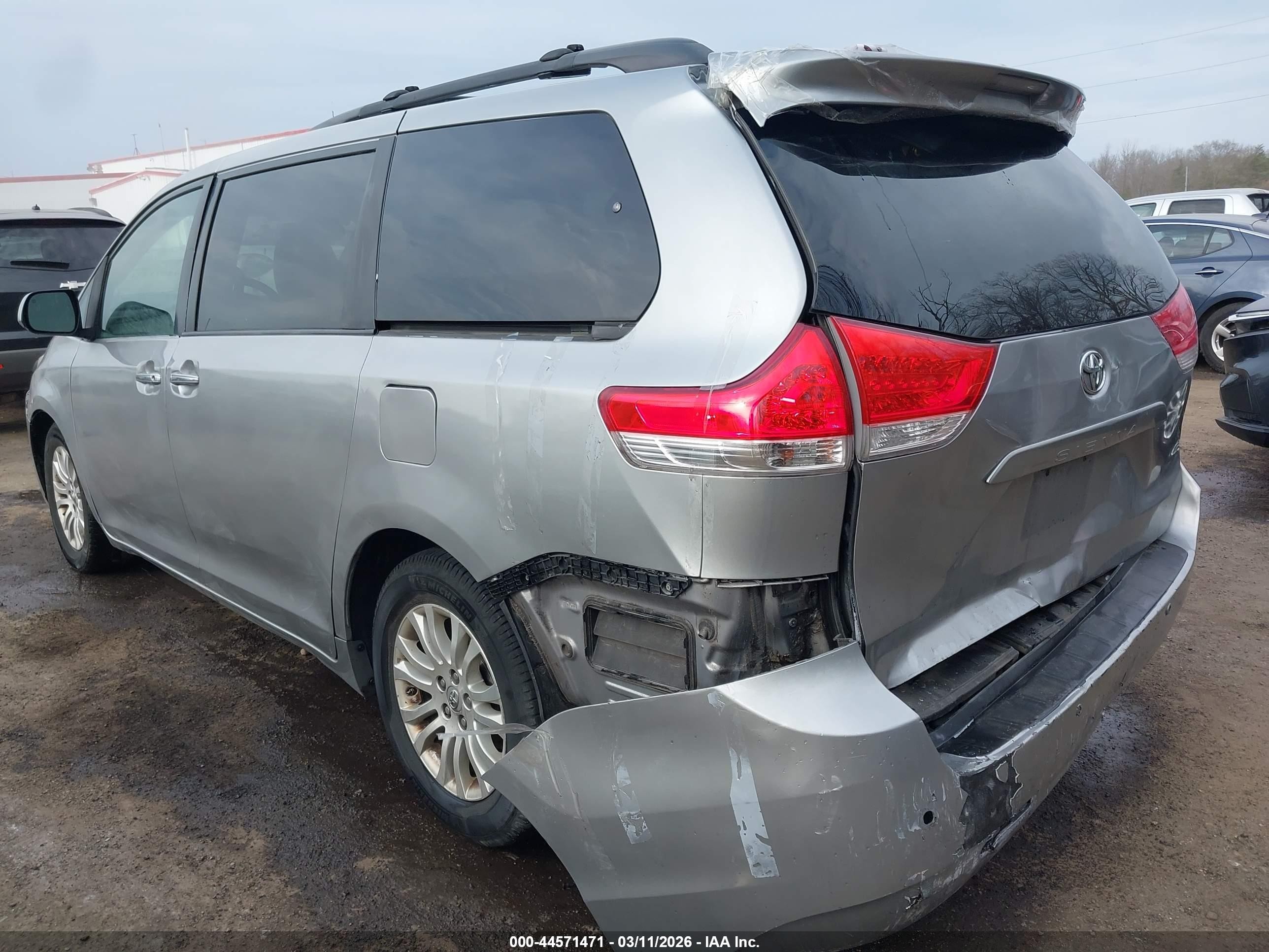 2014 Toyota Sienna Xle V6 8 Passenger Silver vin: 5TDYK3DC4ES456803