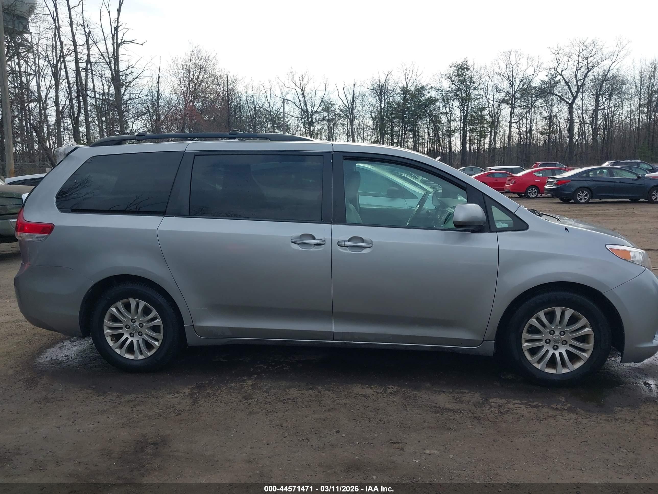 2014 Toyota Sienna Xle V6 8 Passenger Silver vin: 5TDYK3DC4ES456803
