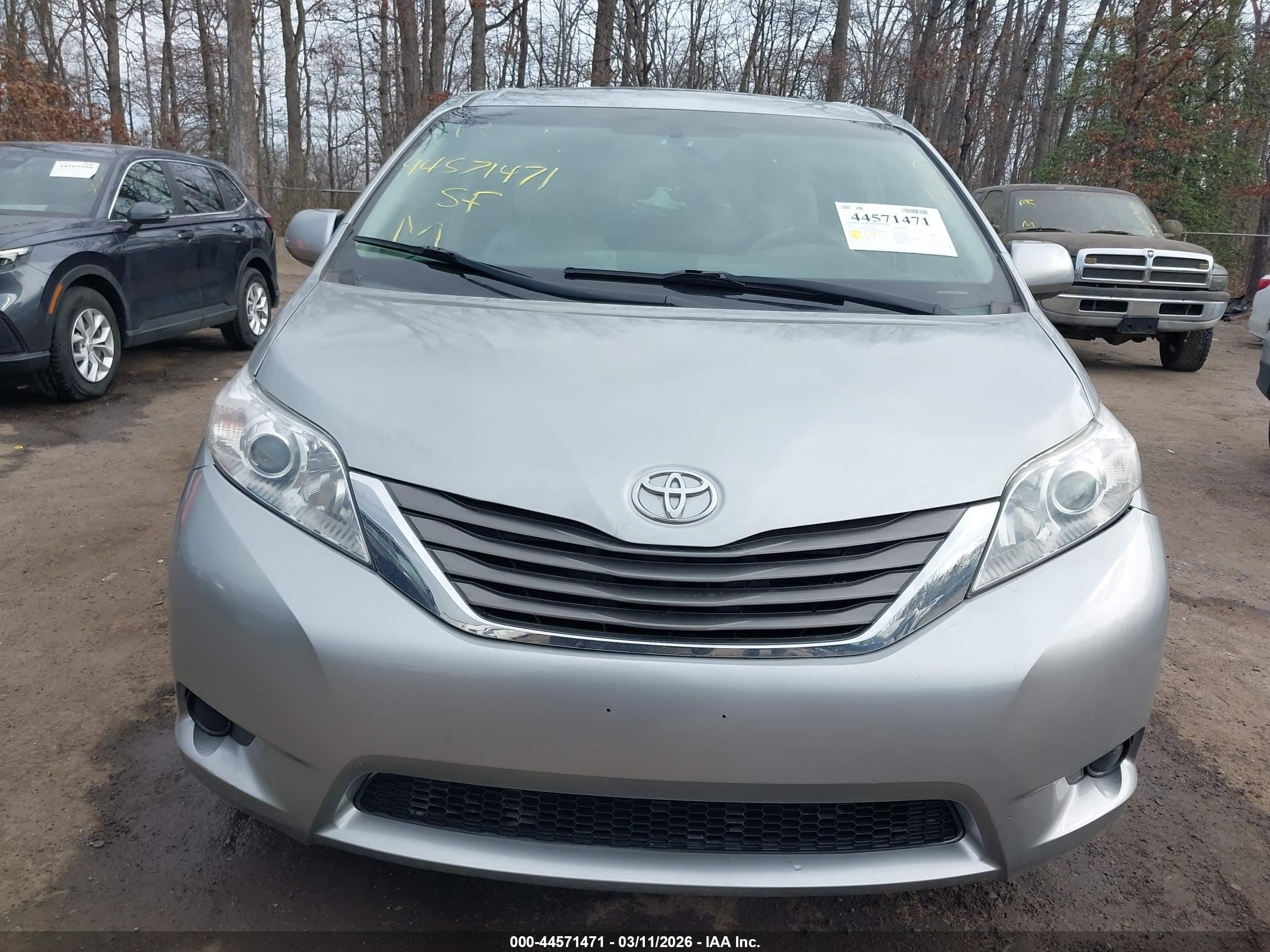 2014 Toyota Sienna Xle V6 8 Passenger Silver vin: 5TDYK3DC4ES456803