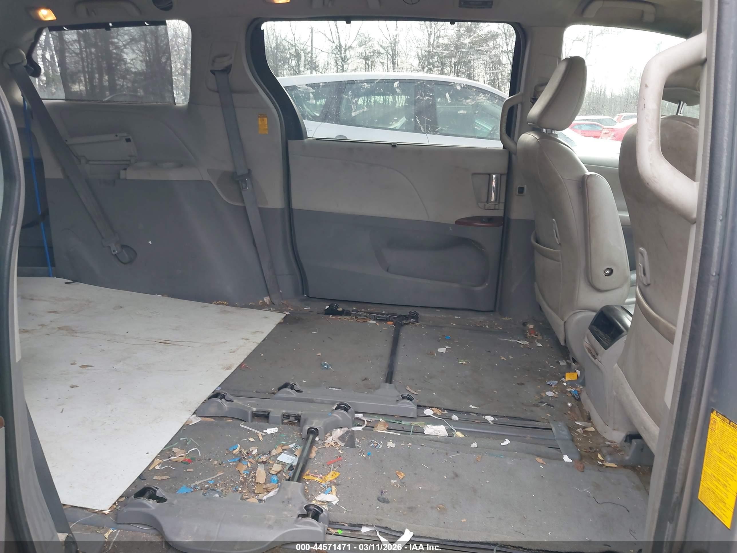 2014 Toyota Sienna Xle V6 8 Passenger Silver vin: 5TDYK3DC4ES456803