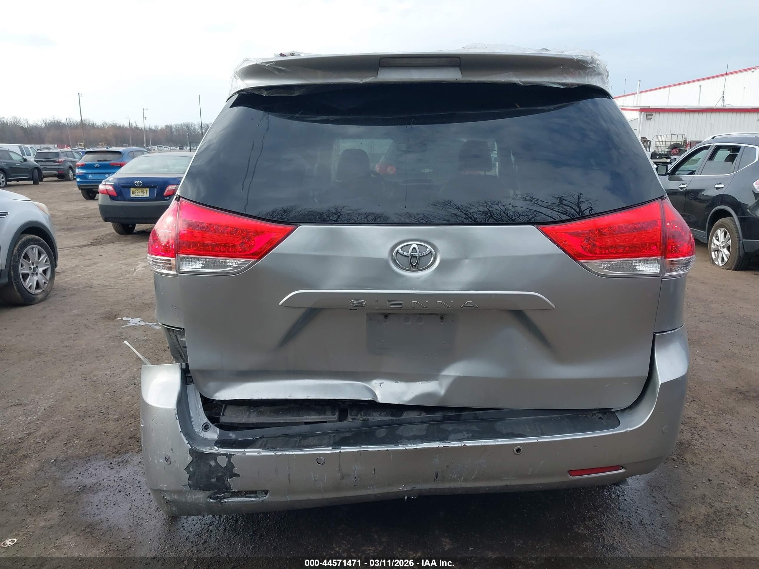 2014 Toyota Sienna Xle V6 8 Passenger Silver vin: 5TDYK3DC4ES456803