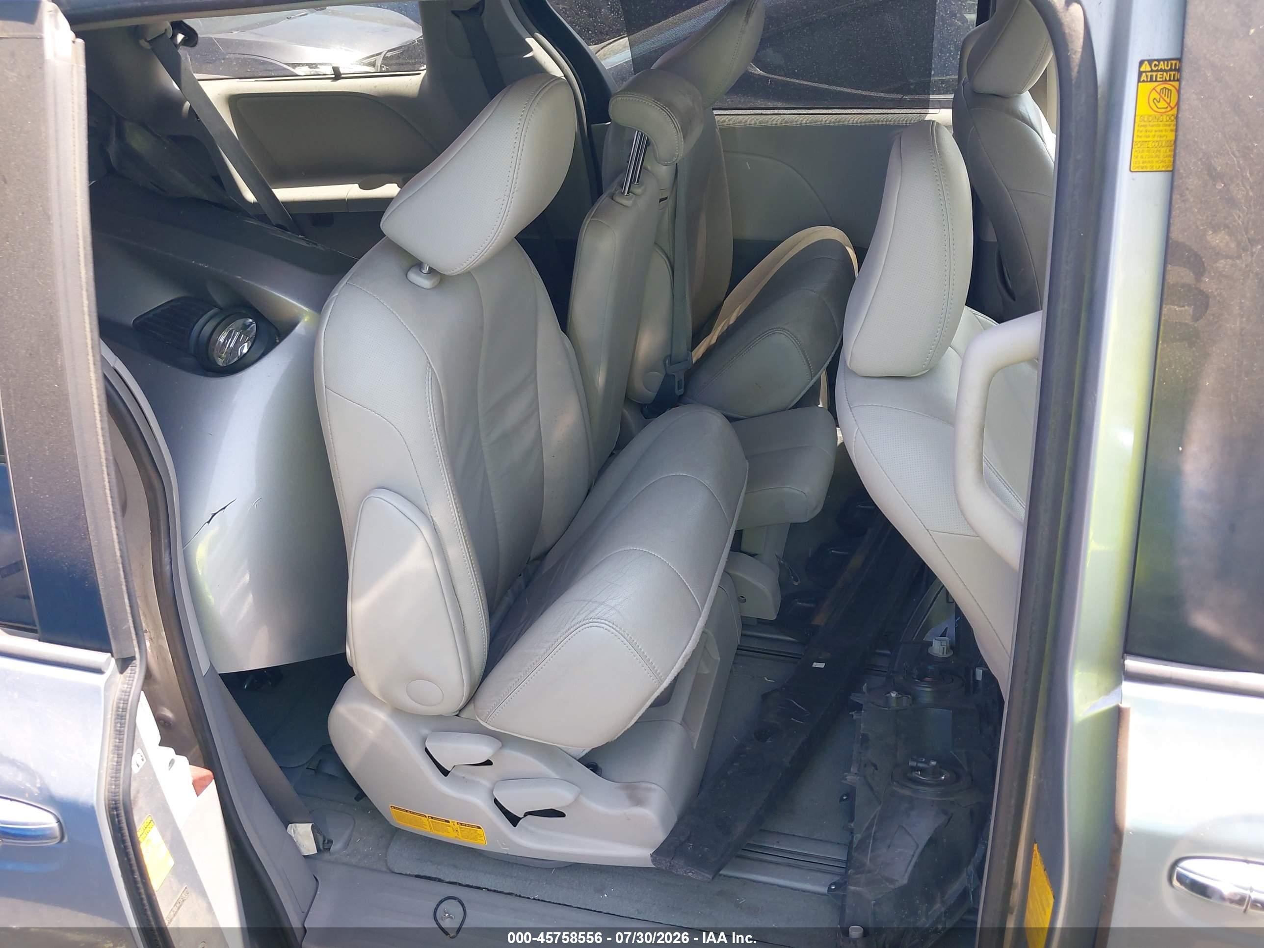 2014 Toyota Sienna Xle V6 8 Passenger Silver vin: 5TDYK3DC4ES459023