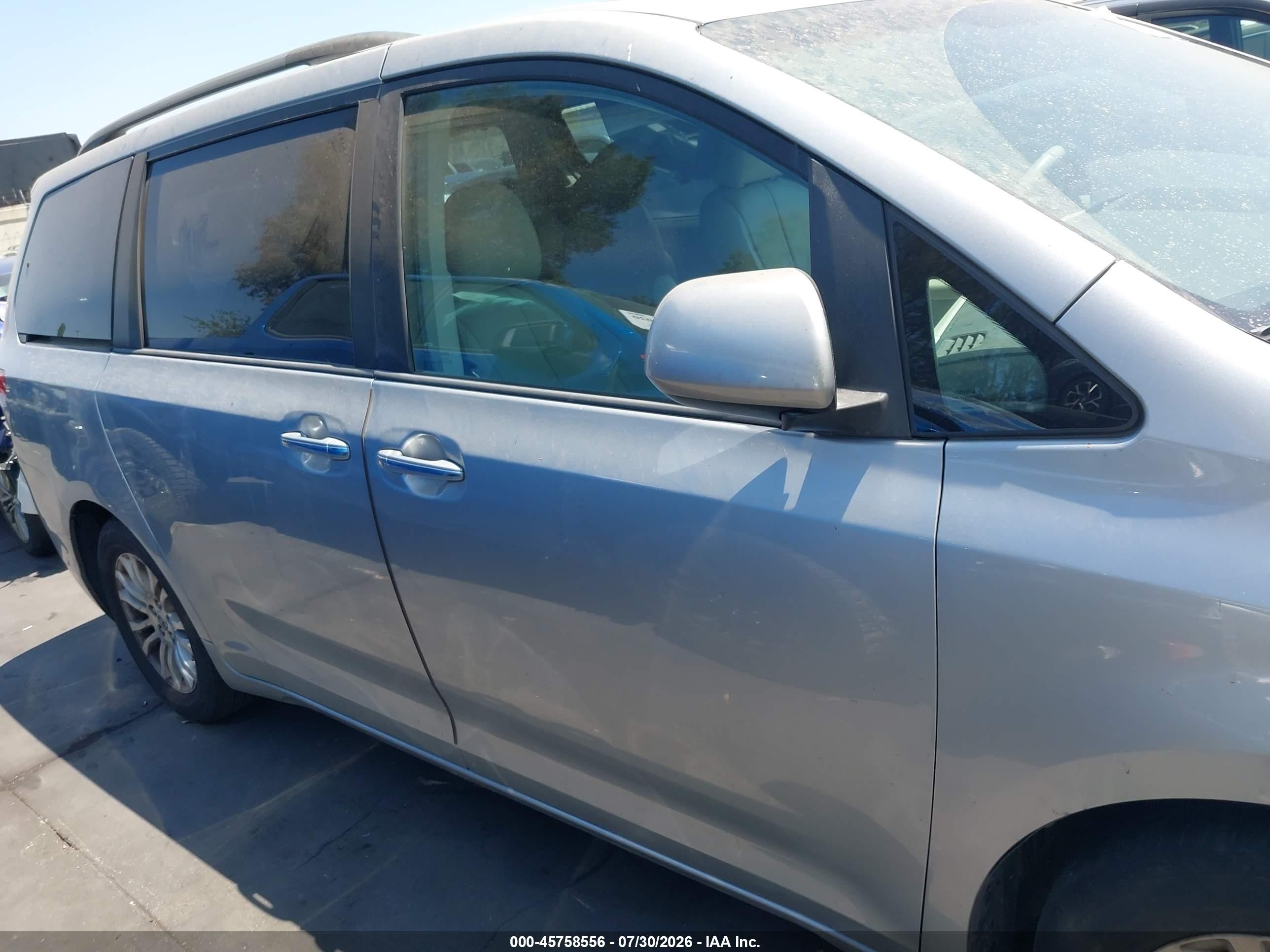 2014 Toyota Sienna Xle V6 8 Passenger Silver vin: 5TDYK3DC4ES459023
