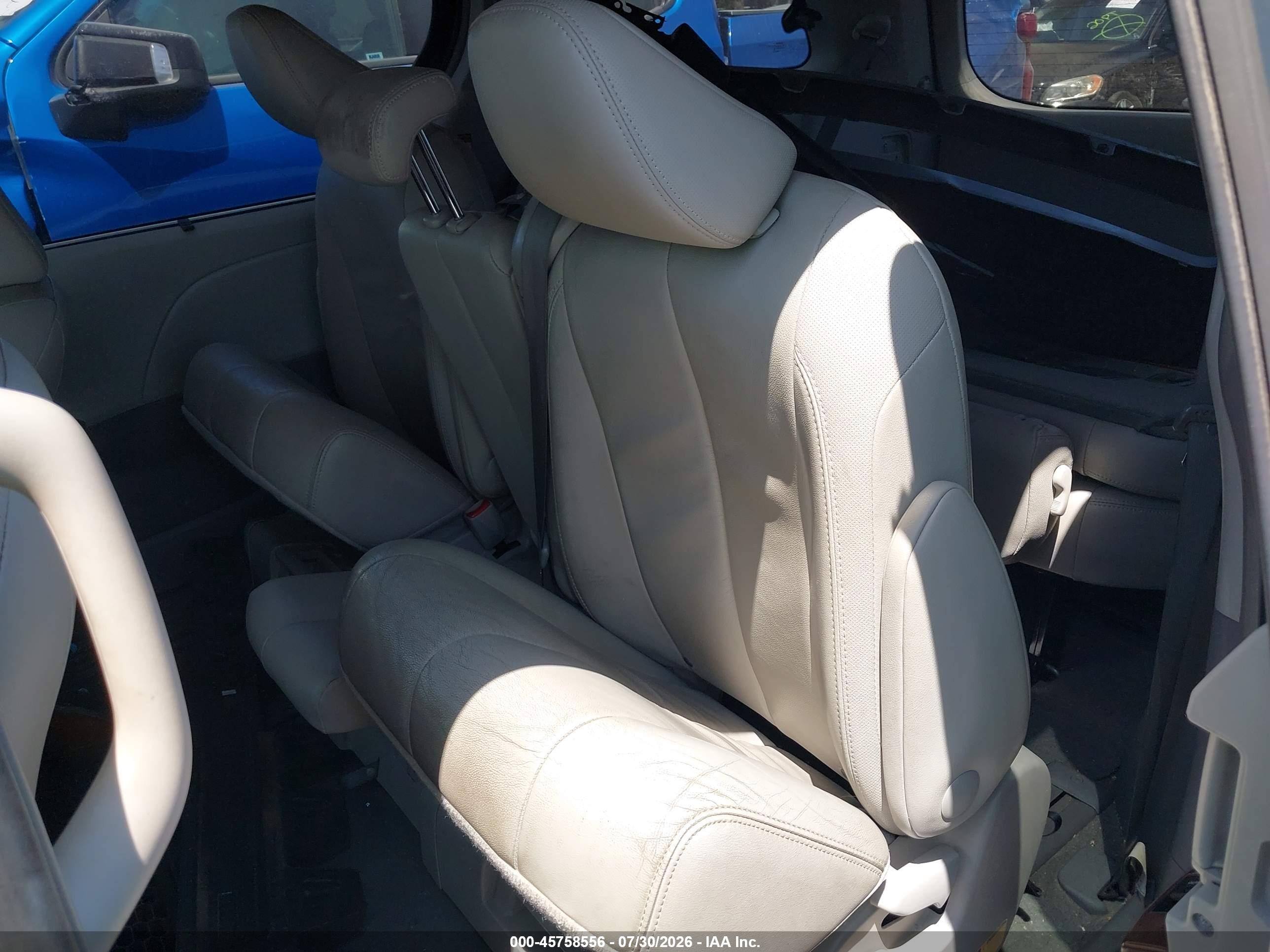 2014 Toyota Sienna Xle V6 8 Passenger Silver vin: 5TDYK3DC4ES459023