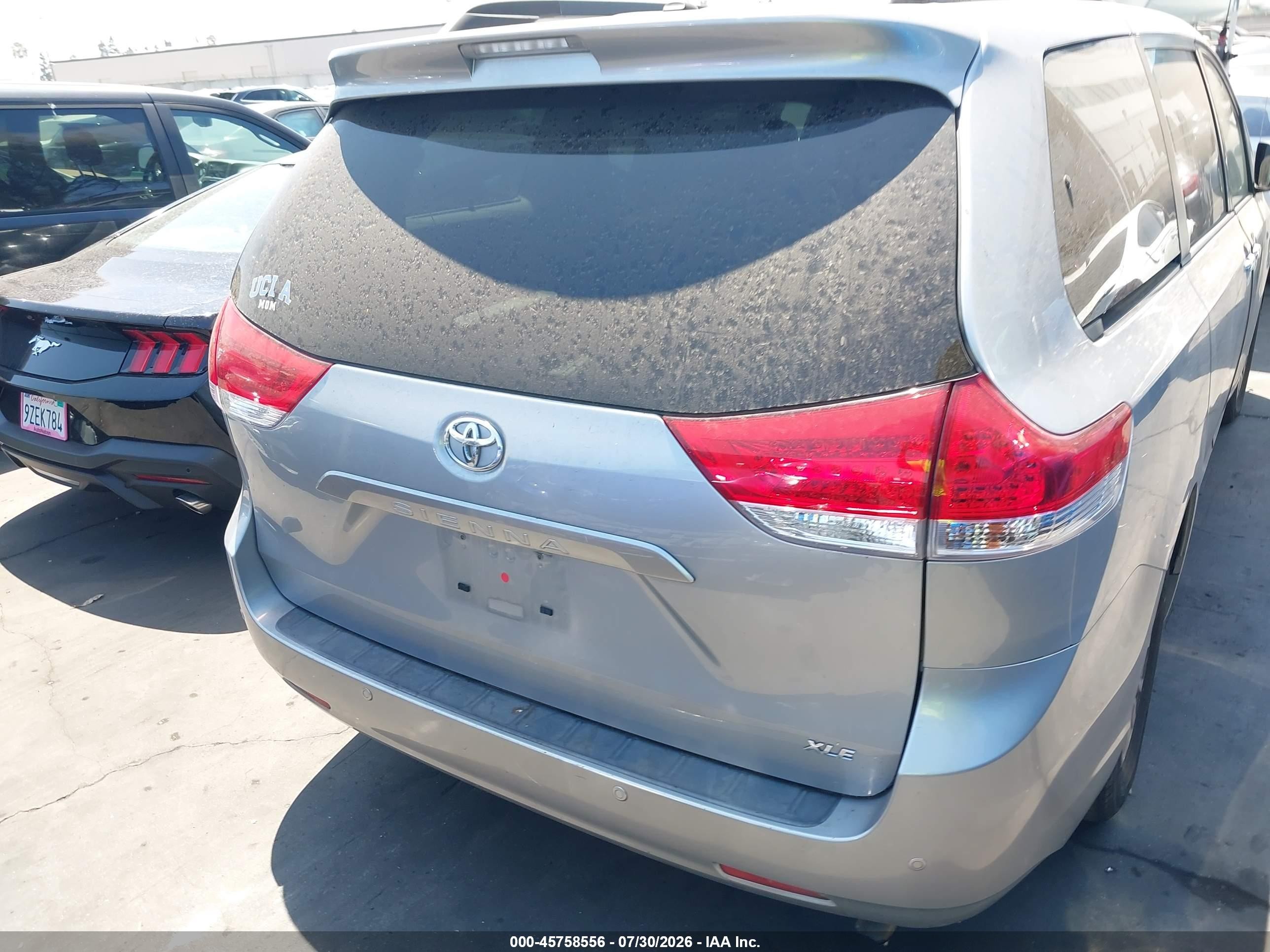 2014 Toyota Sienna Xle V6 8 Passenger Silver vin: 5TDYK3DC4ES459023