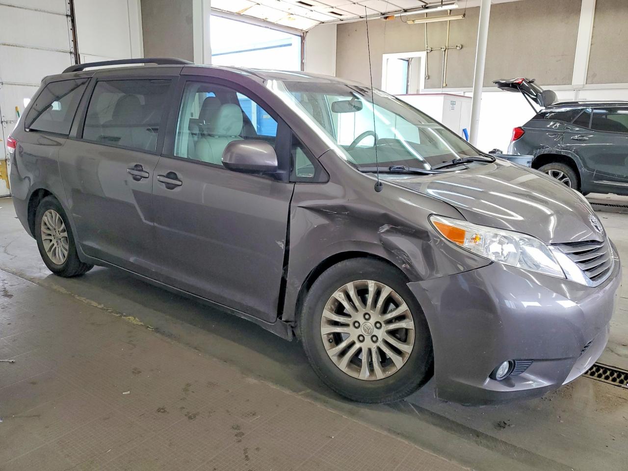 2014 Toyota Sienna Xle 8-passenger Gray vin: 5TDYK3DC4ES461631