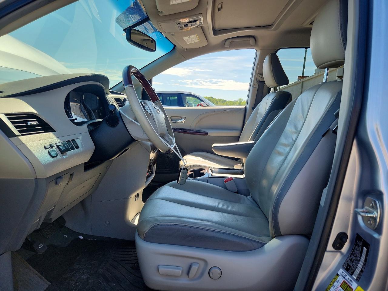 2014 Toyota Sienna Limited 7-passenger Silver vin: 5TDYK3DC4ES467462