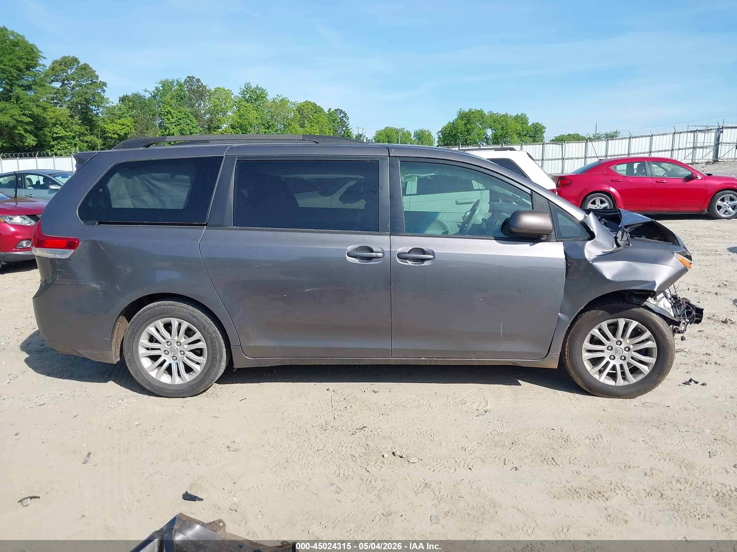 2014 Toyota Sienna Xle V6 8 Passenger Gray vin: 5TDYK3DC4ES476890