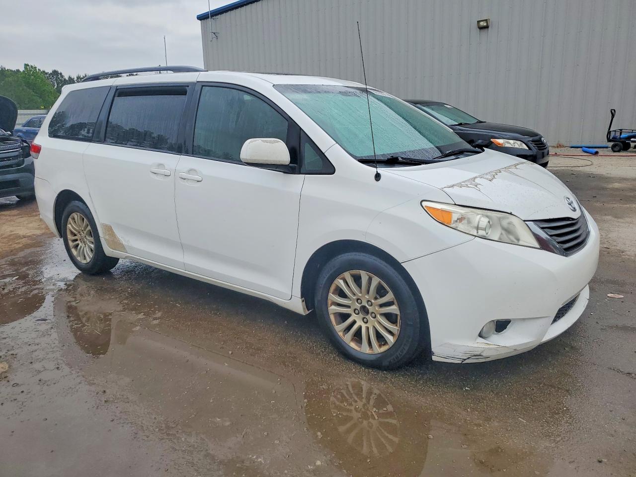 2014 Toyota Sienna Xle 8-passenger White vin: 5TDYK3DC4ES503182