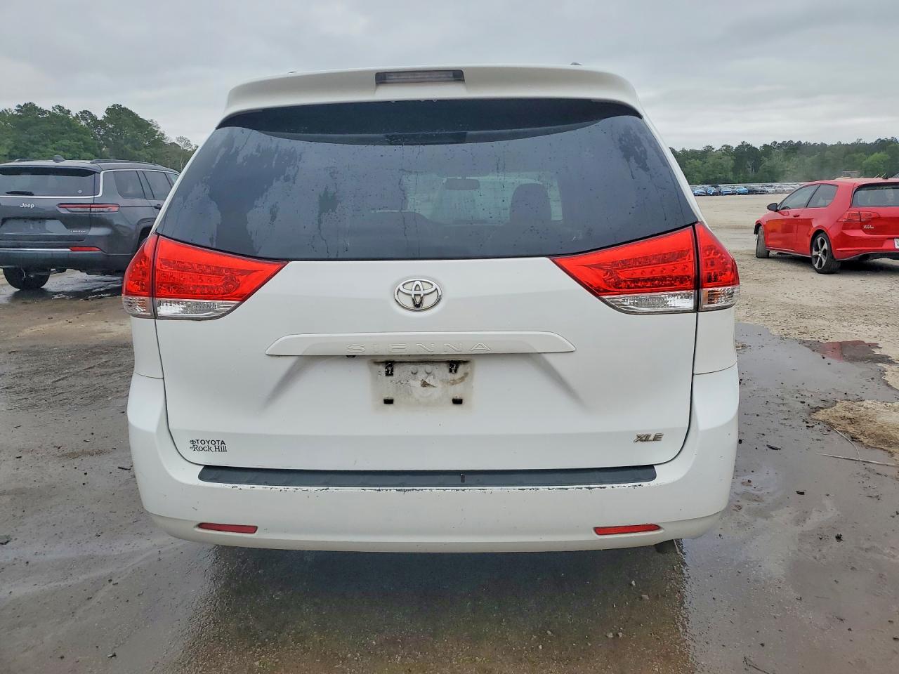 2014 Toyota Sienna Xle 8-passenger White vin: 5TDYK3DC4ES503182