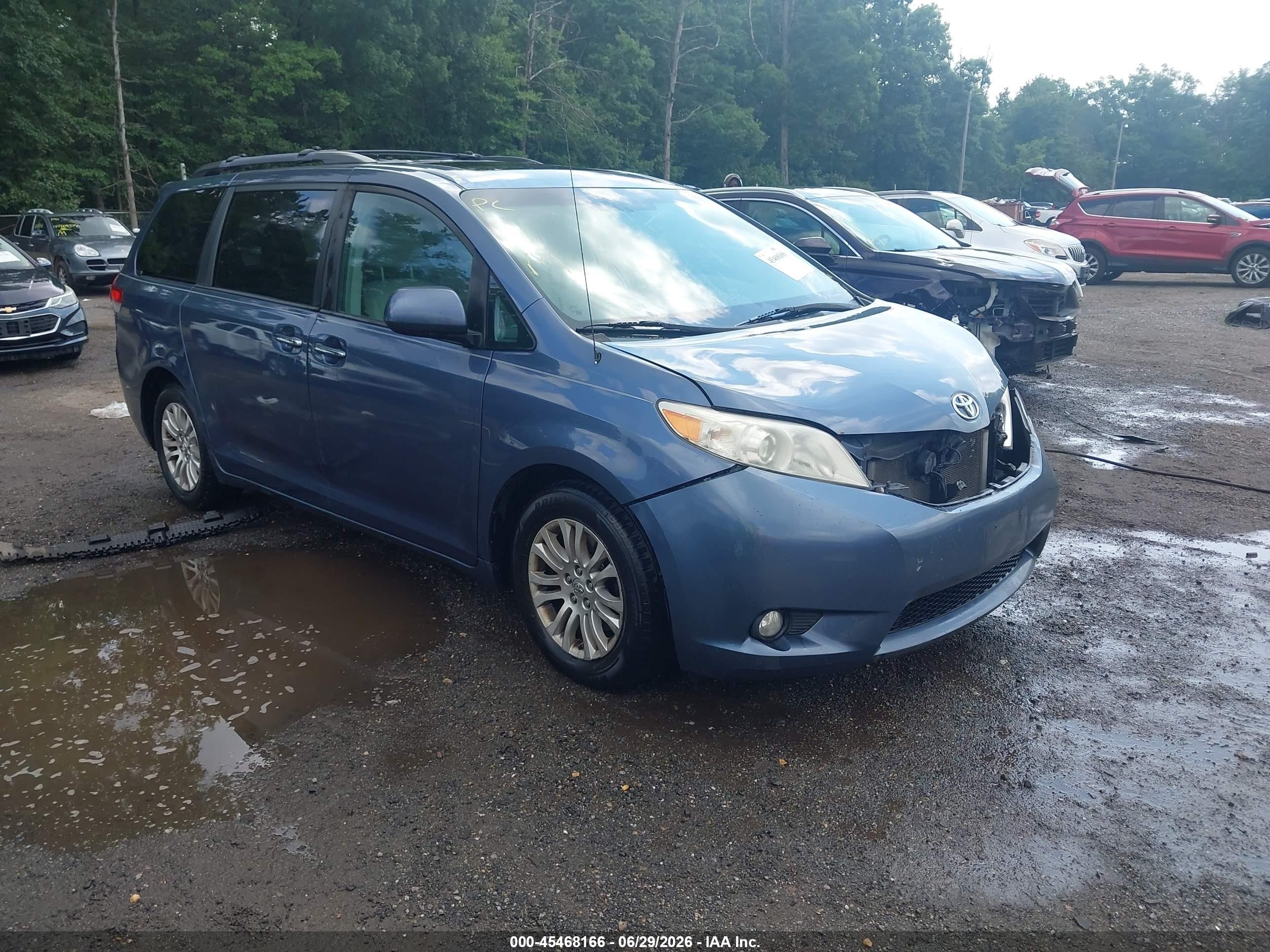 2014 Toyota Sienna Xle V6 8 Passenger Blue vin: 5TDYK3DC4ES518233