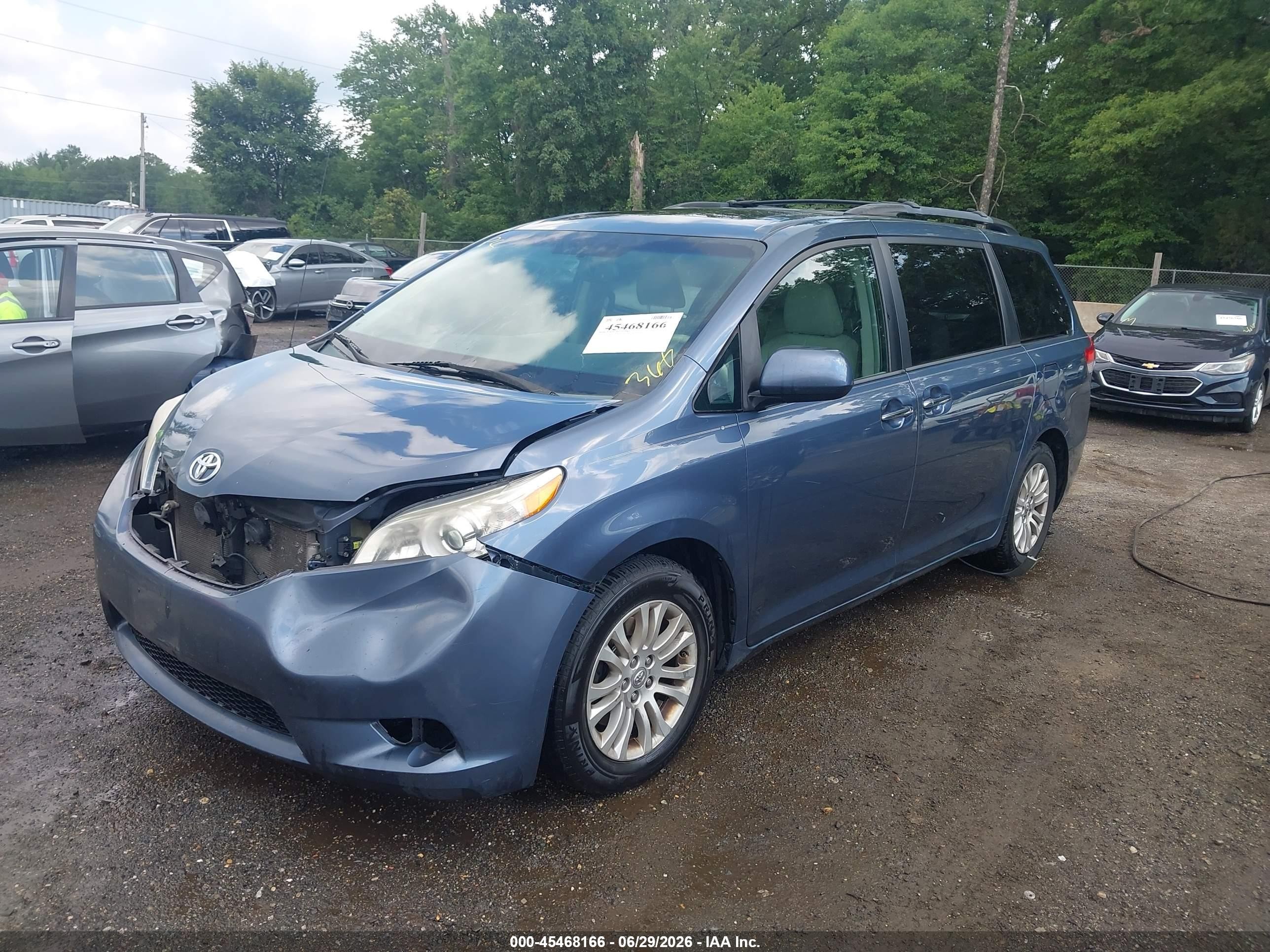 2014 Toyota Sienna Xle V6 8 Passenger Blue vin: 5TDYK3DC4ES518233