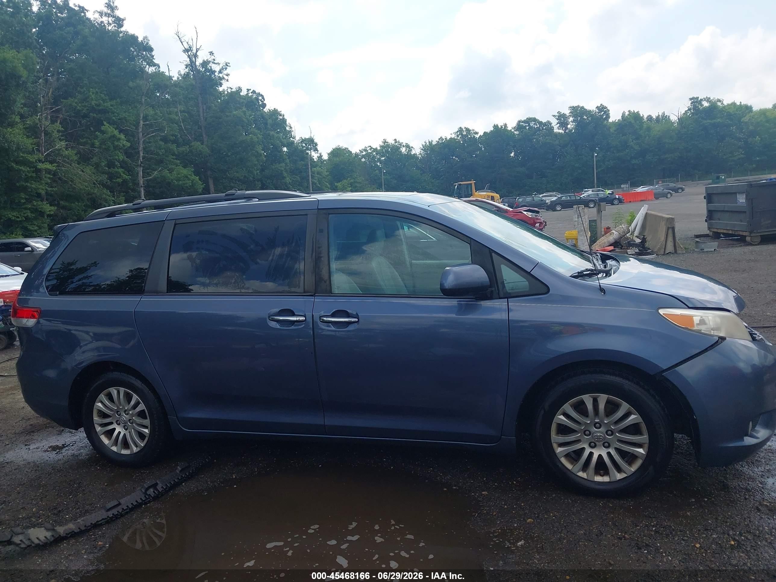 2014 Toyota Sienna Xle V6 8 Passenger Blue vin: 5TDYK3DC4ES518233