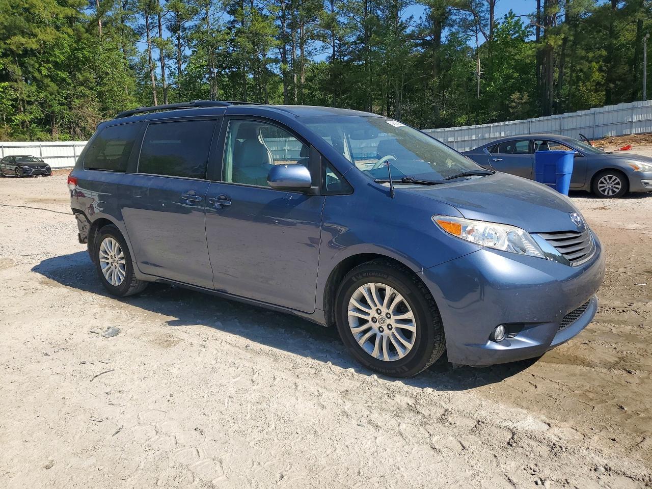 2014 Toyota Sienna Xle 8-passenger Blue vin: 5TDYK3DC4ES520628