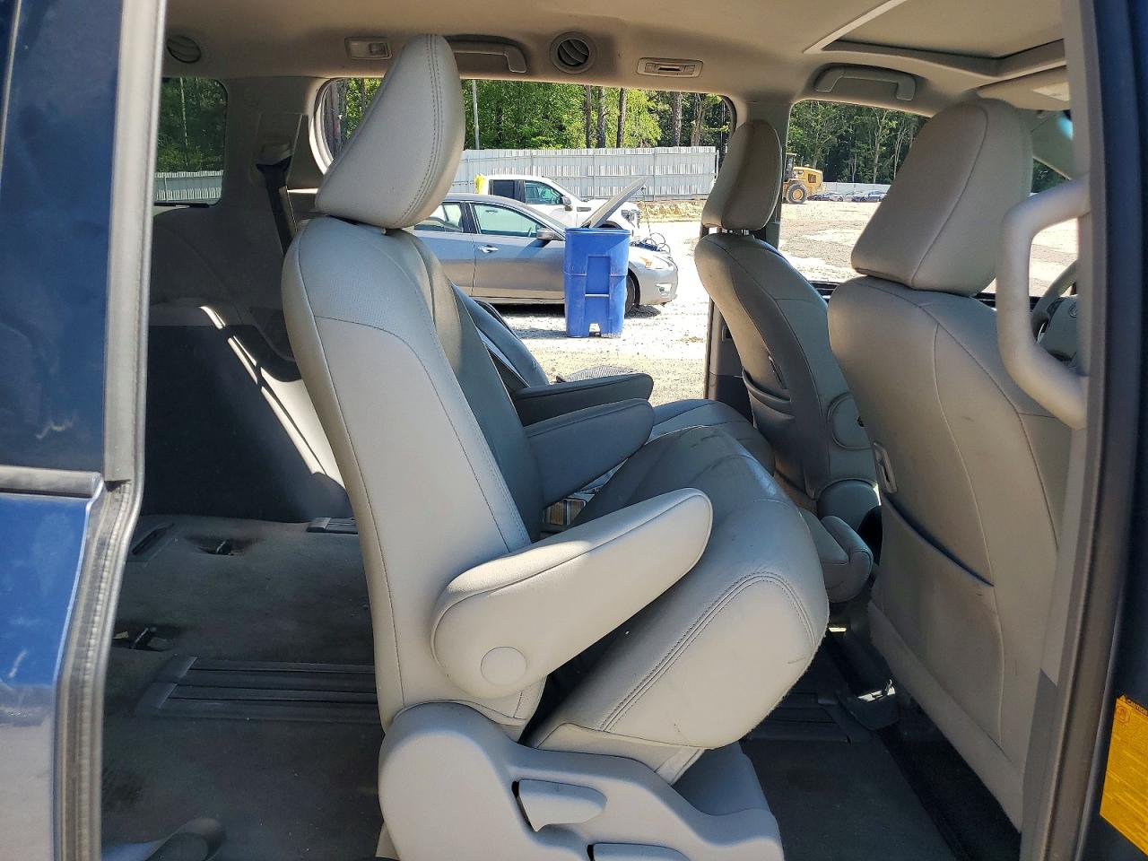 2014 Toyota Sienna Xle 8-passenger Blue vin: 5TDYK3DC4ES520628