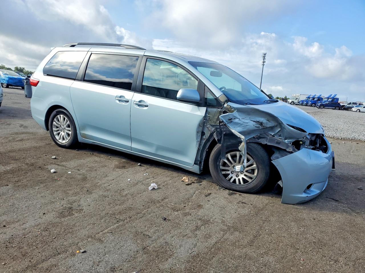 2015 Toyota Sienna Xle 8-passenger Blue vin: 5TDYK3DC4FS530027