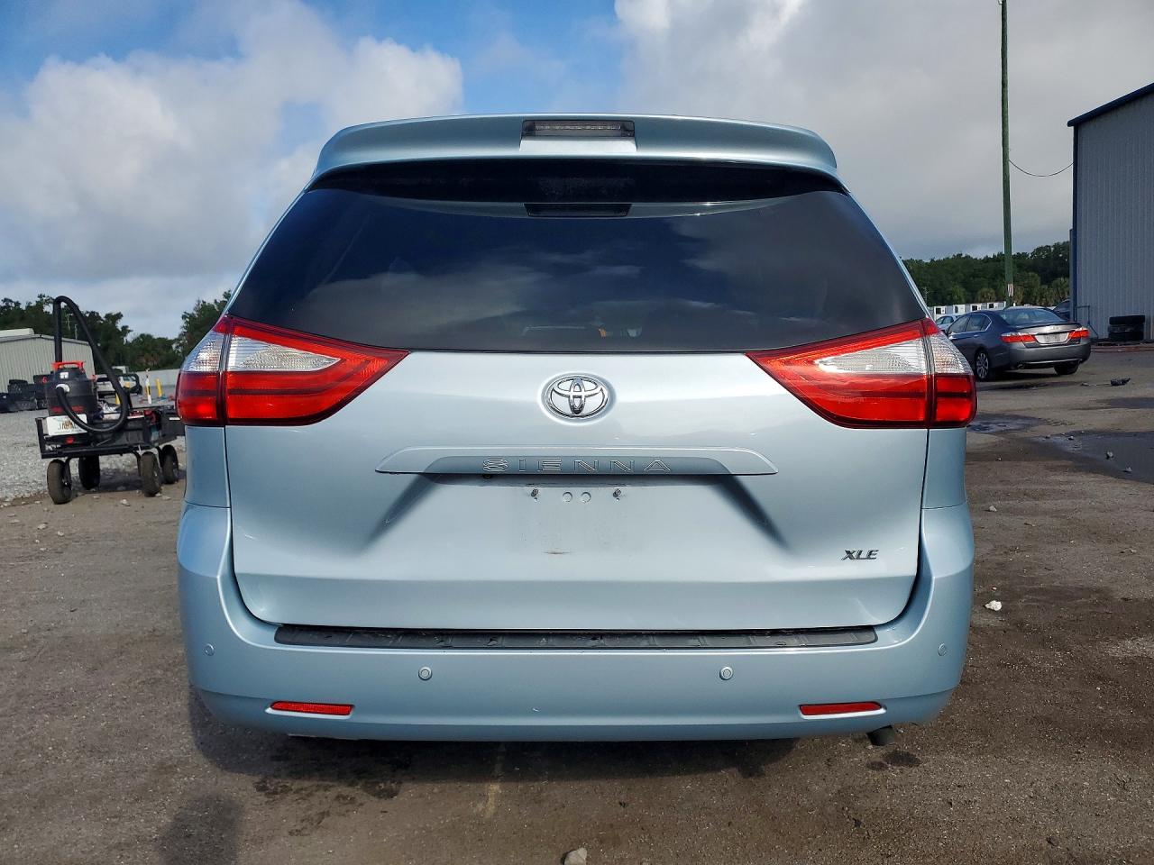 2015 Toyota Sienna Xle 8-passenger Blue vin: 5TDYK3DC4FS530027
