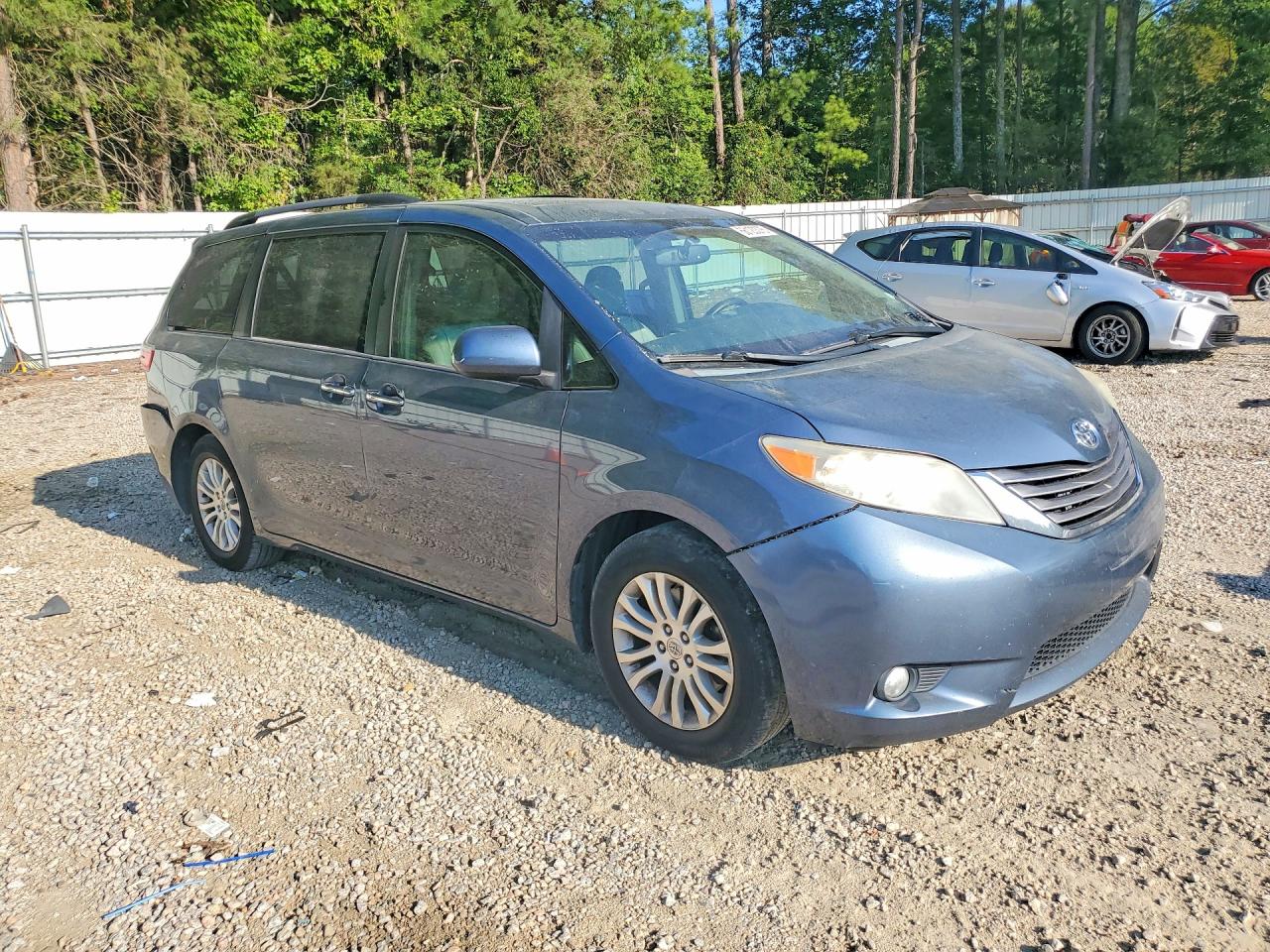 2015 Toyota Sienna Xle 8-passenger Blue vin: 5TDYK3DC4FS532585