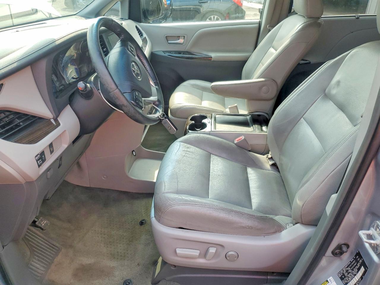 2015 Toyota Sienna Xle 8-passenger Серебряный vin: 5TDYK3DC4FS537480