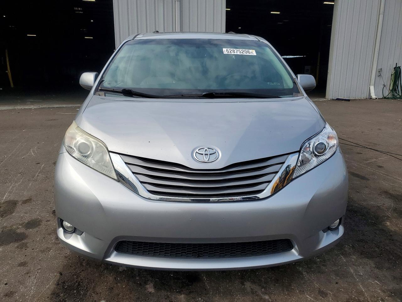 2015 Toyota Sienna Xle 8-passenger Серебряный vin: 5TDYK3DC4FS537480