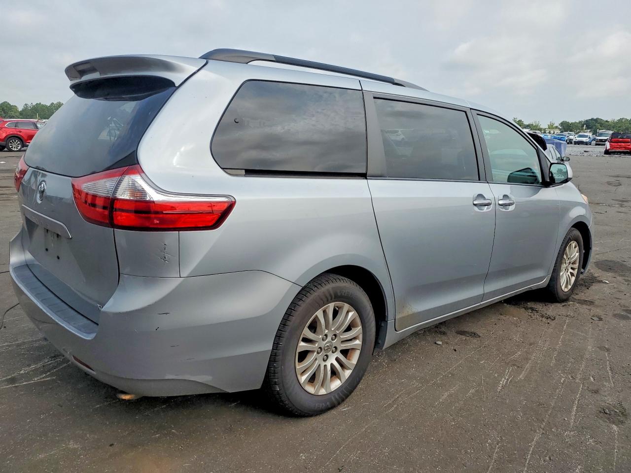 2015 Toyota Sienna Xle 8-passenger Серебряный vin: 5TDYK3DC4FS537480