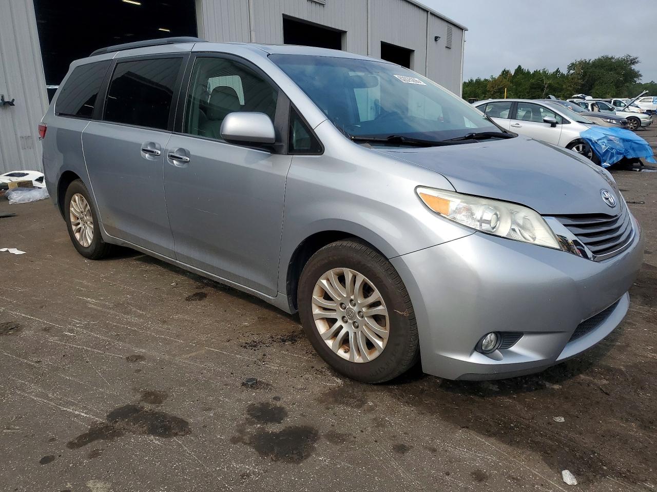 2015 Toyota Sienna Xle 8-passenger Серебряный vin: 5TDYK3DC4FS537480