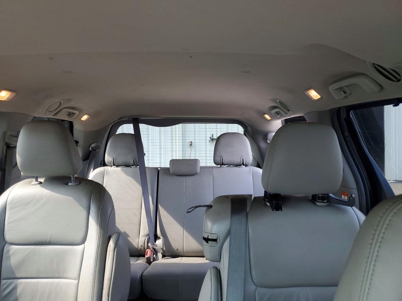 2015 Toyota Sienna Xle 8-passenger Серебряный vin: 5TDYK3DC4FS537480