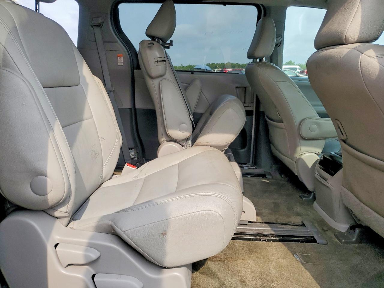 2015 Toyota Sienna Xle 8-passenger Серебряный vin: 5TDYK3DC4FS537480