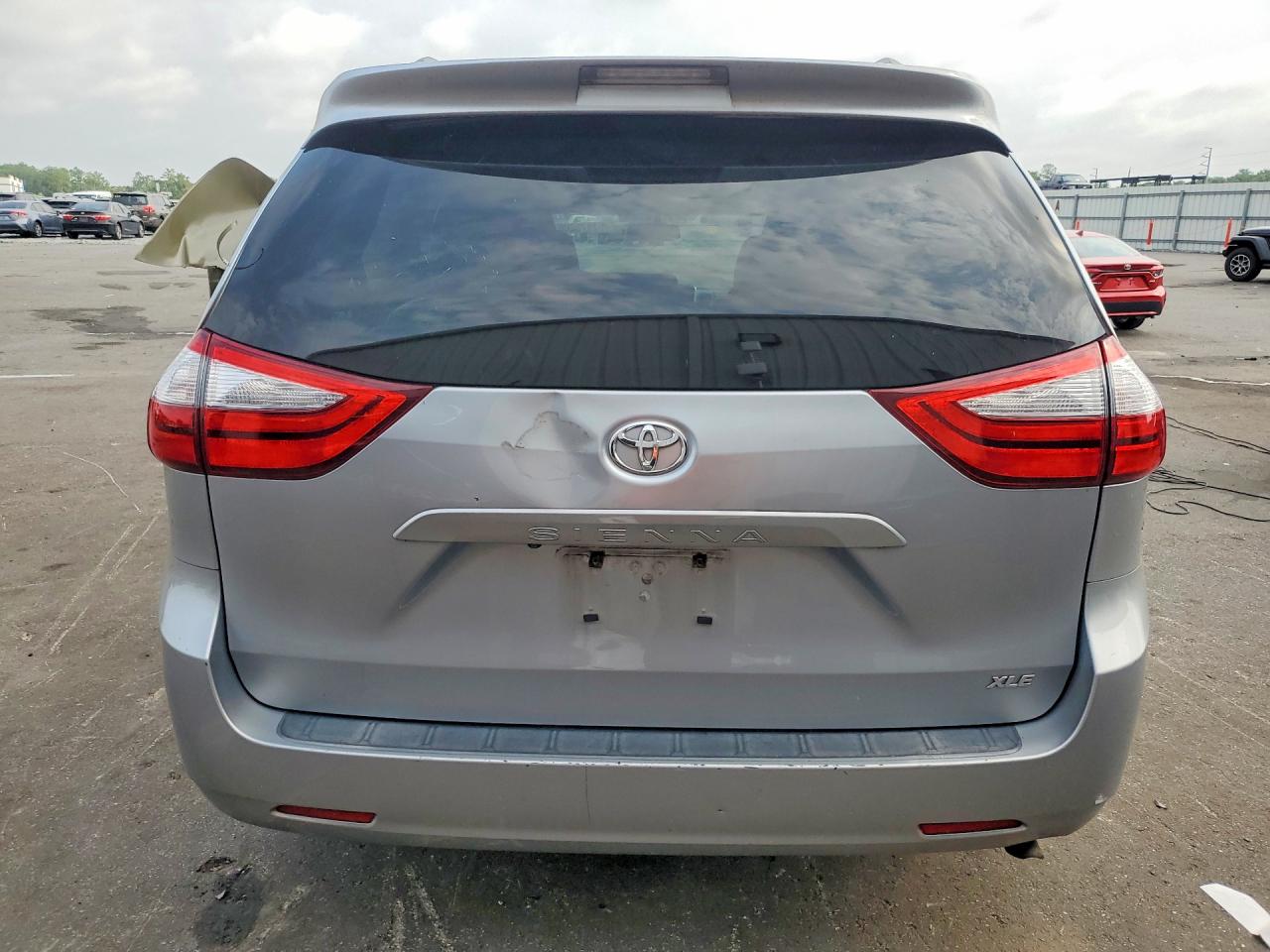 2015 Toyota Sienna Xle 8-passenger Серебряный vin: 5TDYK3DC4FS537480