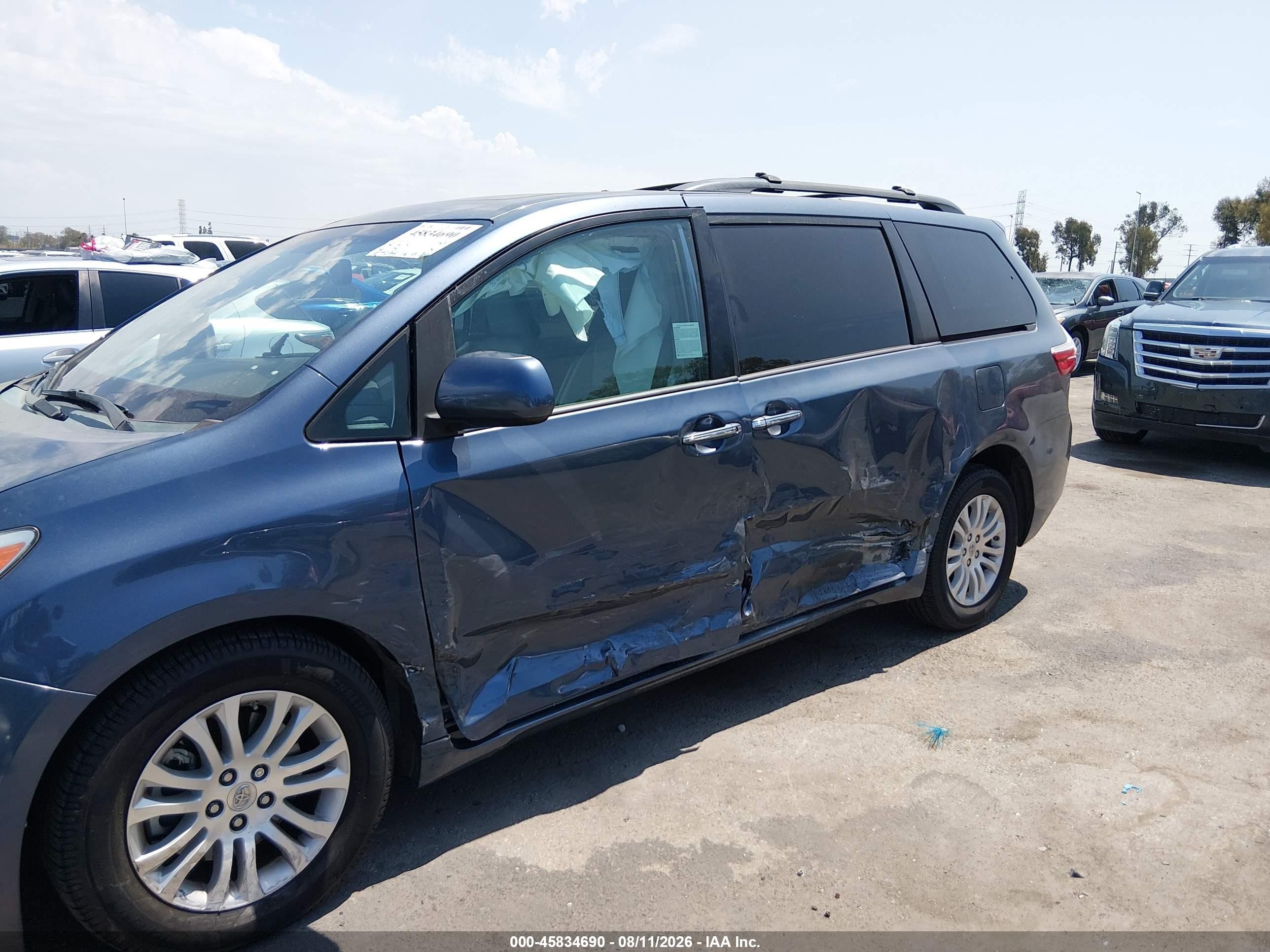 2015 Toyota Sienna Xle 8 Passenger Blue vin: 5TDYK3DC4FS556496