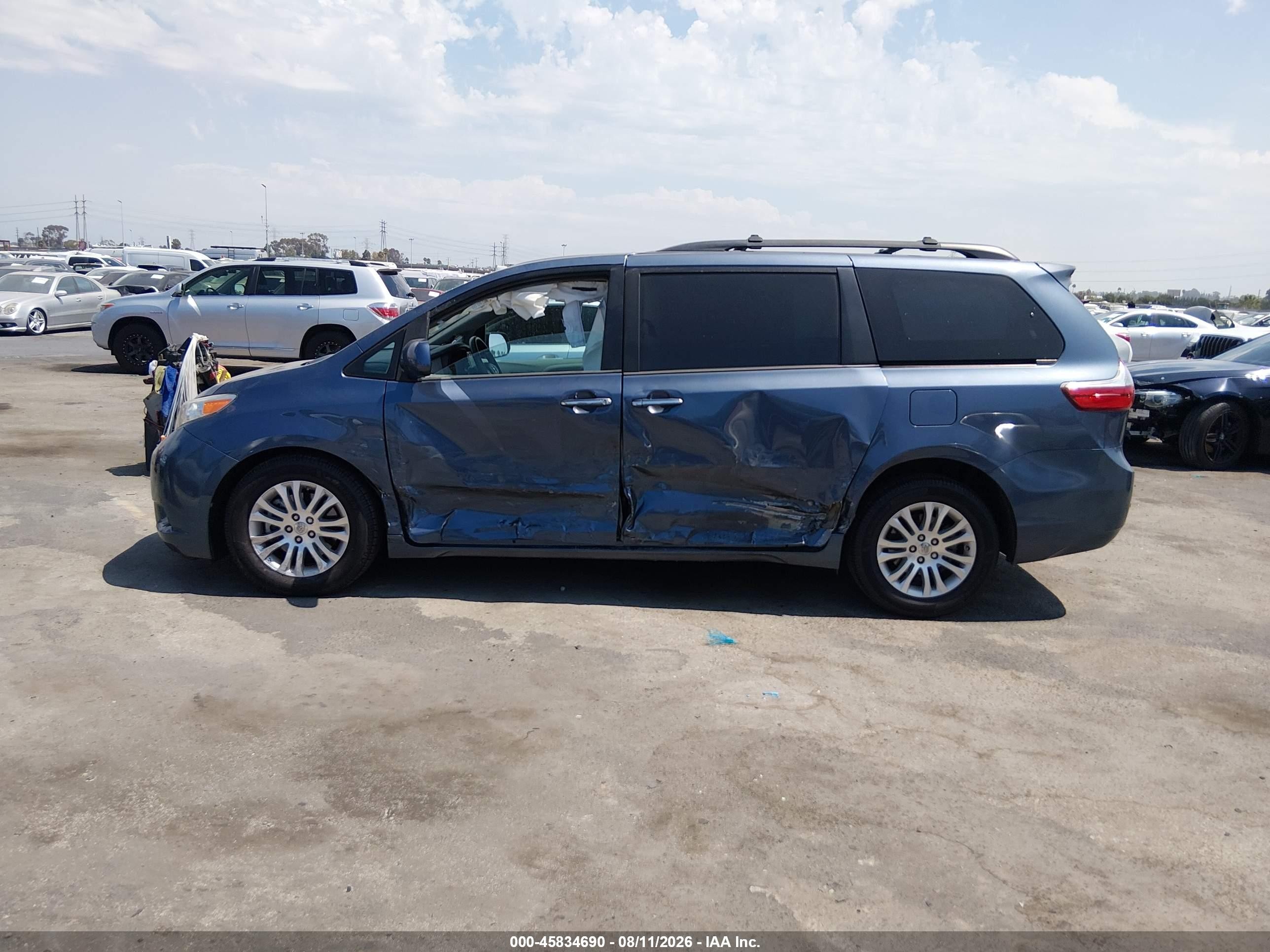 2015 Toyota Sienna Xle 8 Passenger Blue vin: 5TDYK3DC4FS556496
