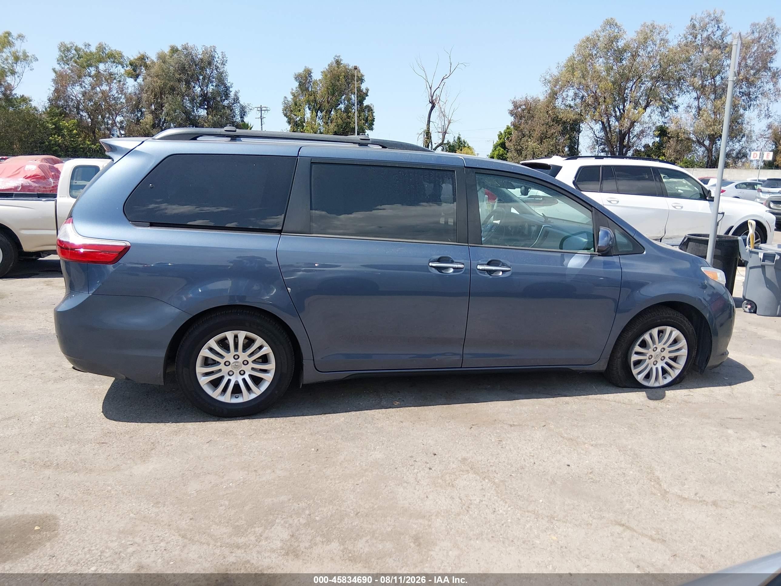2015 Toyota Sienna Xle 8 Passenger Blue vin: 5TDYK3DC4FS556496