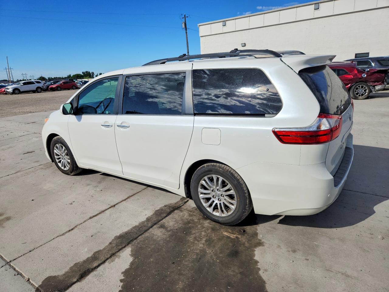 2015 Toyota Sienna Xle 8-passenger White vin: 5TDYK3DC4FS566784