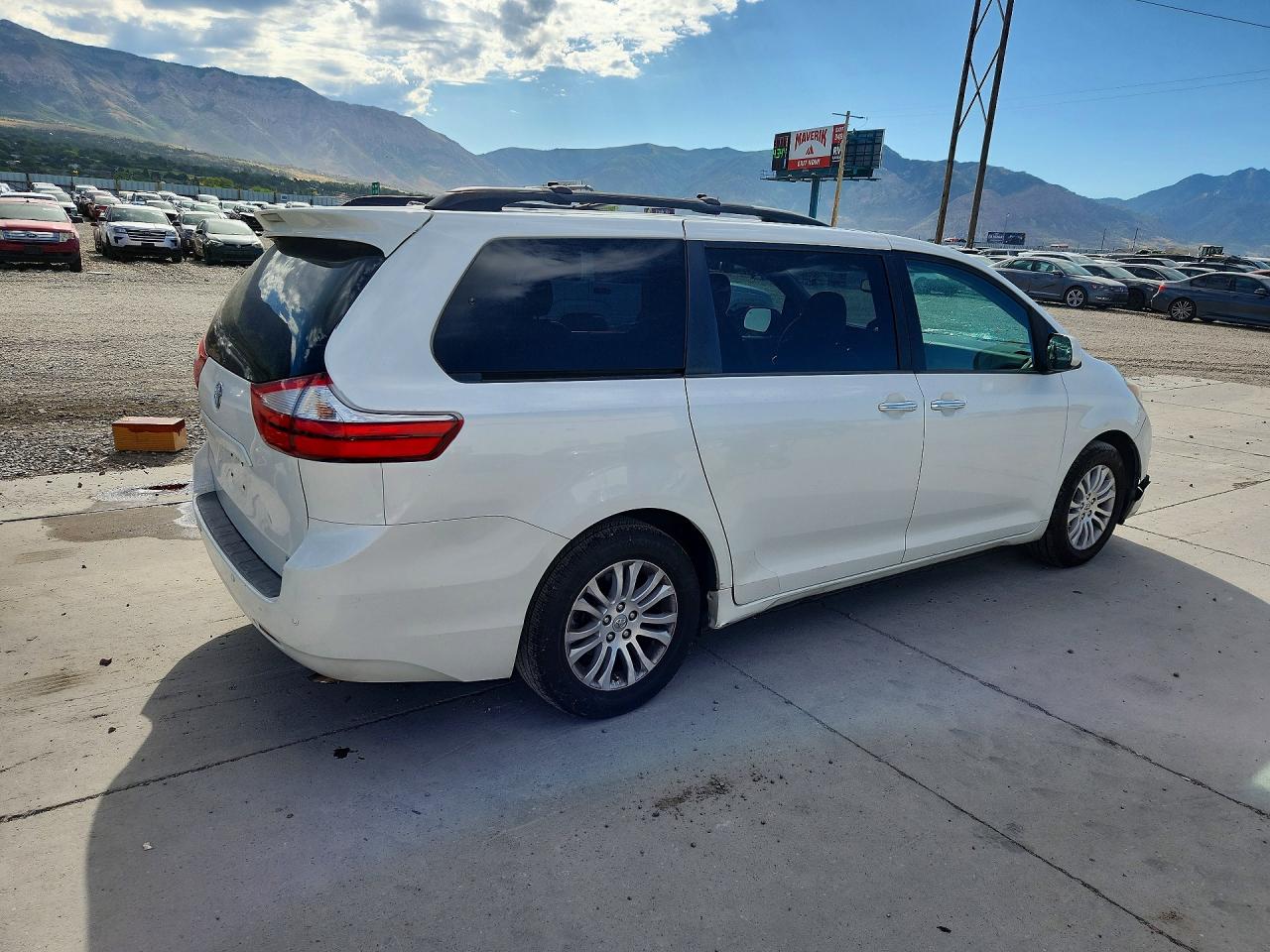 2015 Toyota Sienna Xle 8-passenger White vin: 5TDYK3DC4FS566784