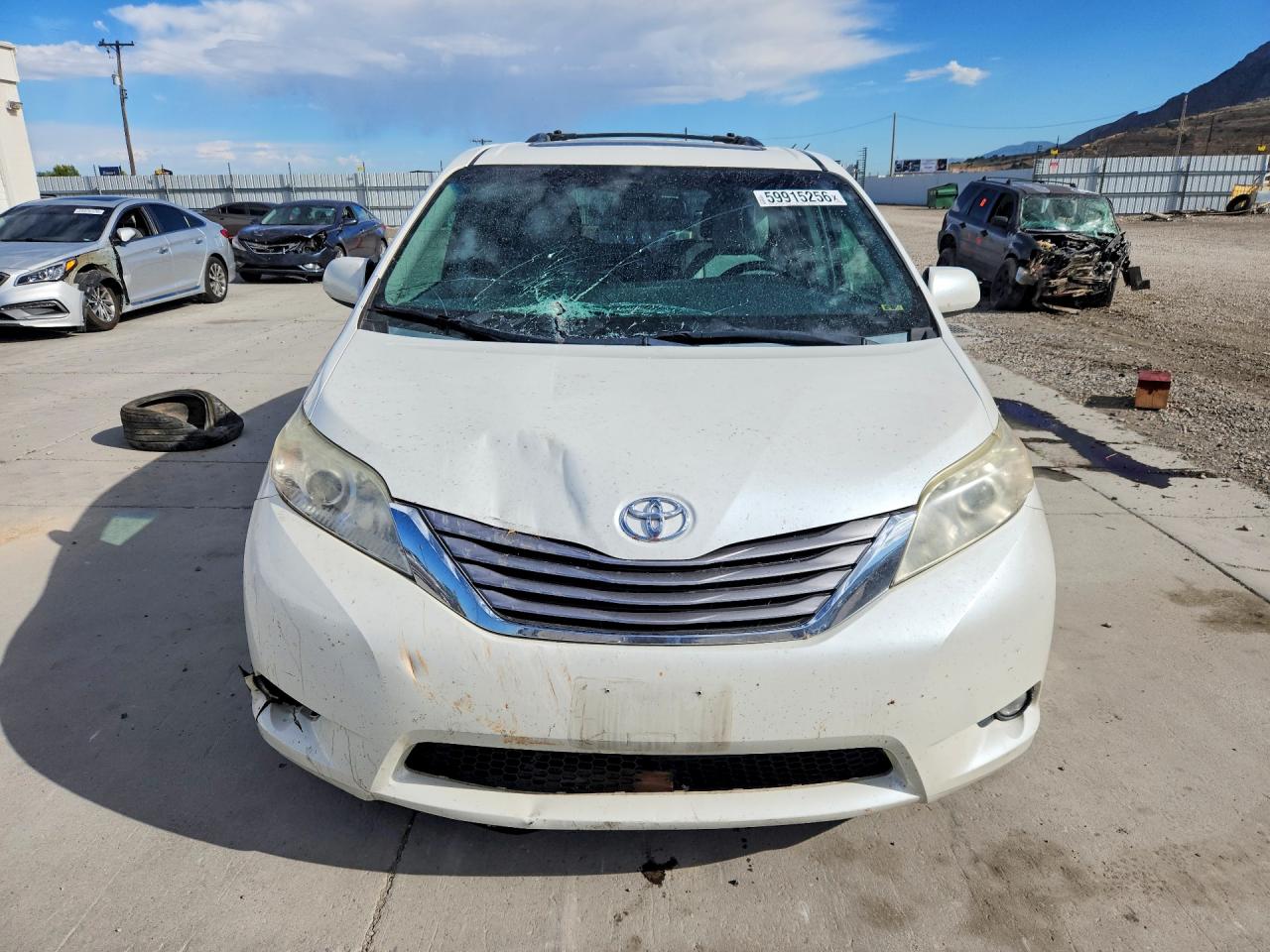 2015 Toyota Sienna Xle 8-passenger White vin: 5TDYK3DC4FS566784