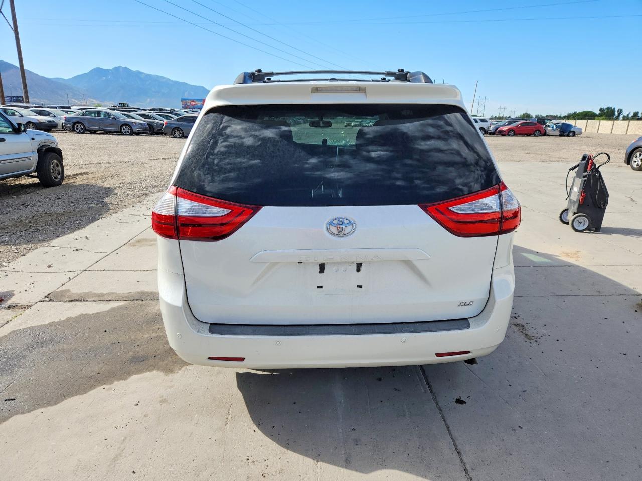 2015 Toyota Sienna Xle 8-passenger White vin: 5TDYK3DC4FS566784