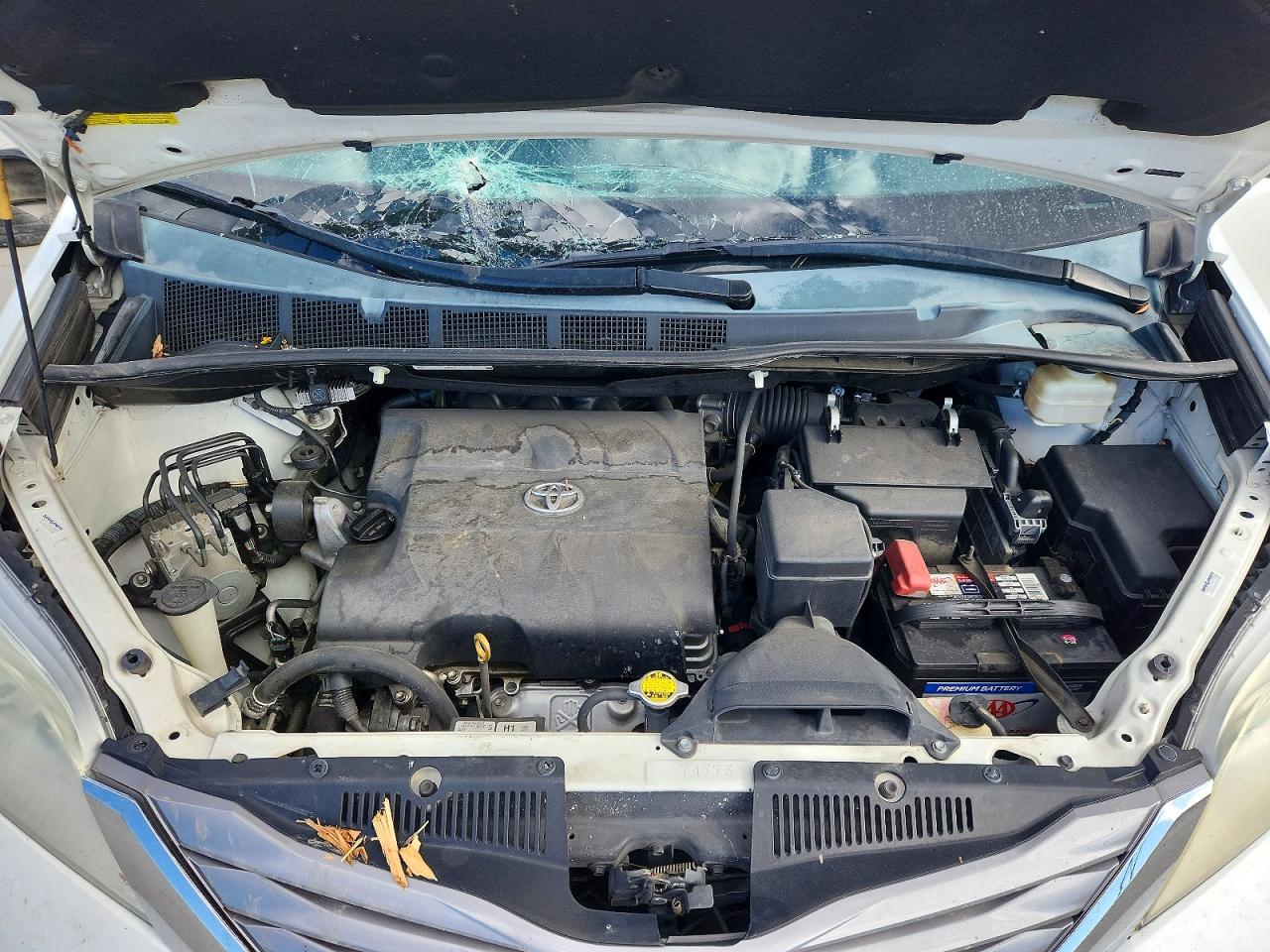 2015 Toyota Sienna Xle 8-passenger White vin: 5TDYK3DC4FS566784