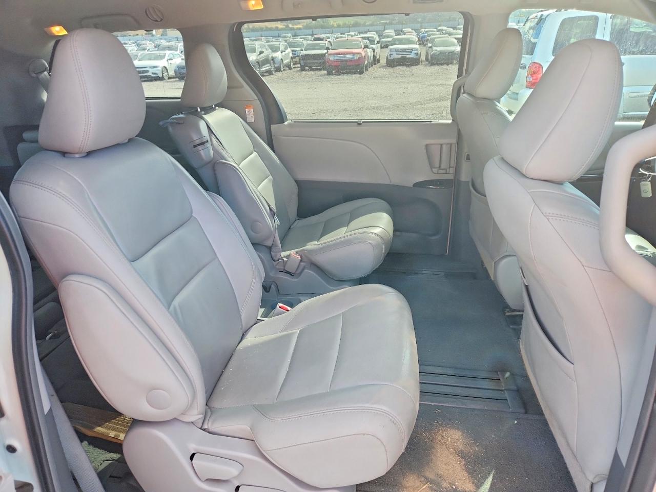 2015 Toyota Sienna Xle 8-passenger White vin: 5TDYK3DC4FS566784