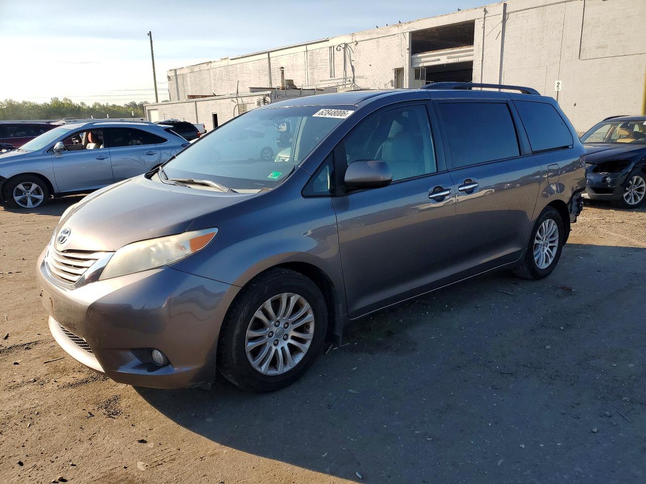 2015 Toyota Sienna Xle 8-passenger Gray vin: 5TDYK3DC4FS572181